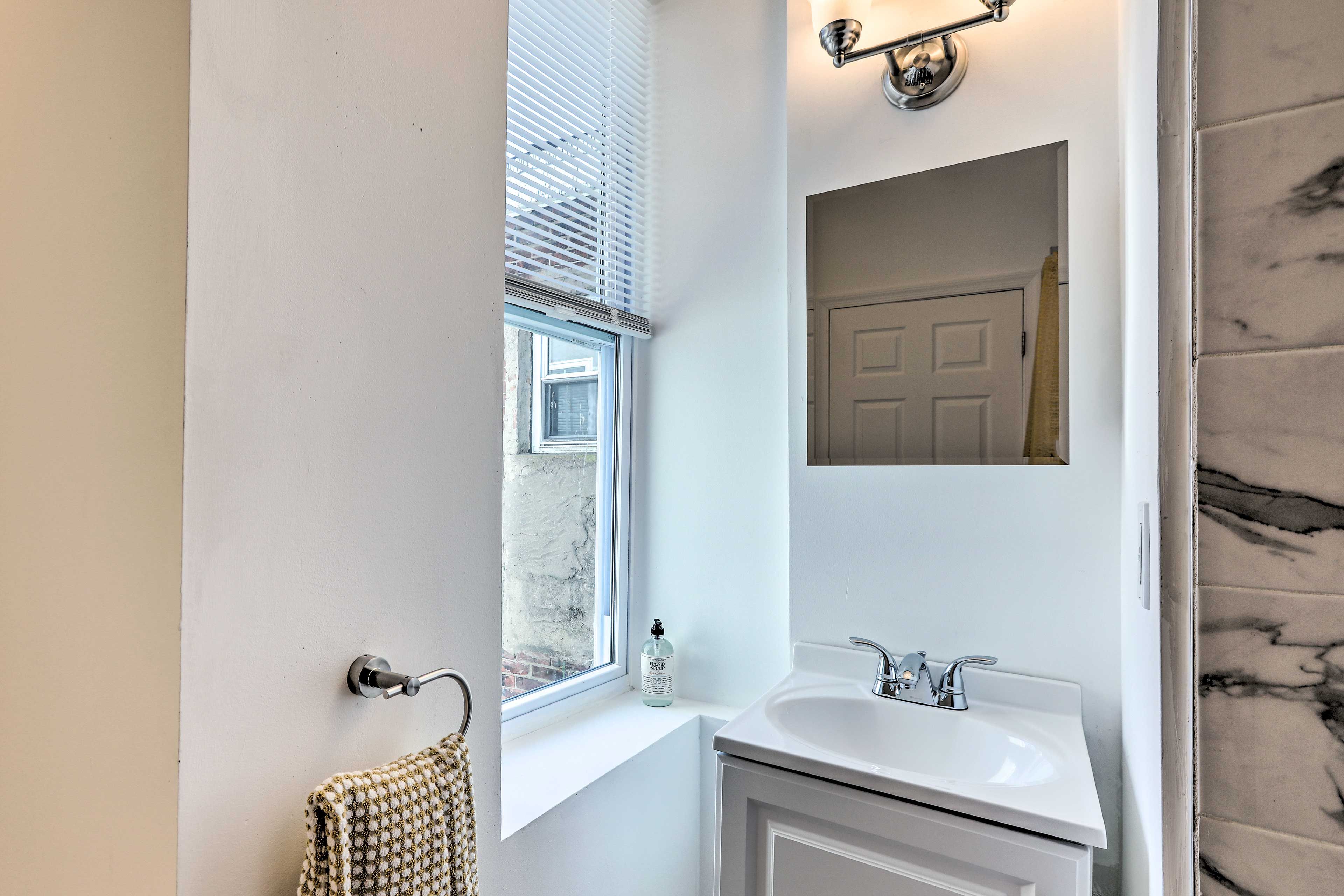 Full Bathroom | Complimentary Toiletries