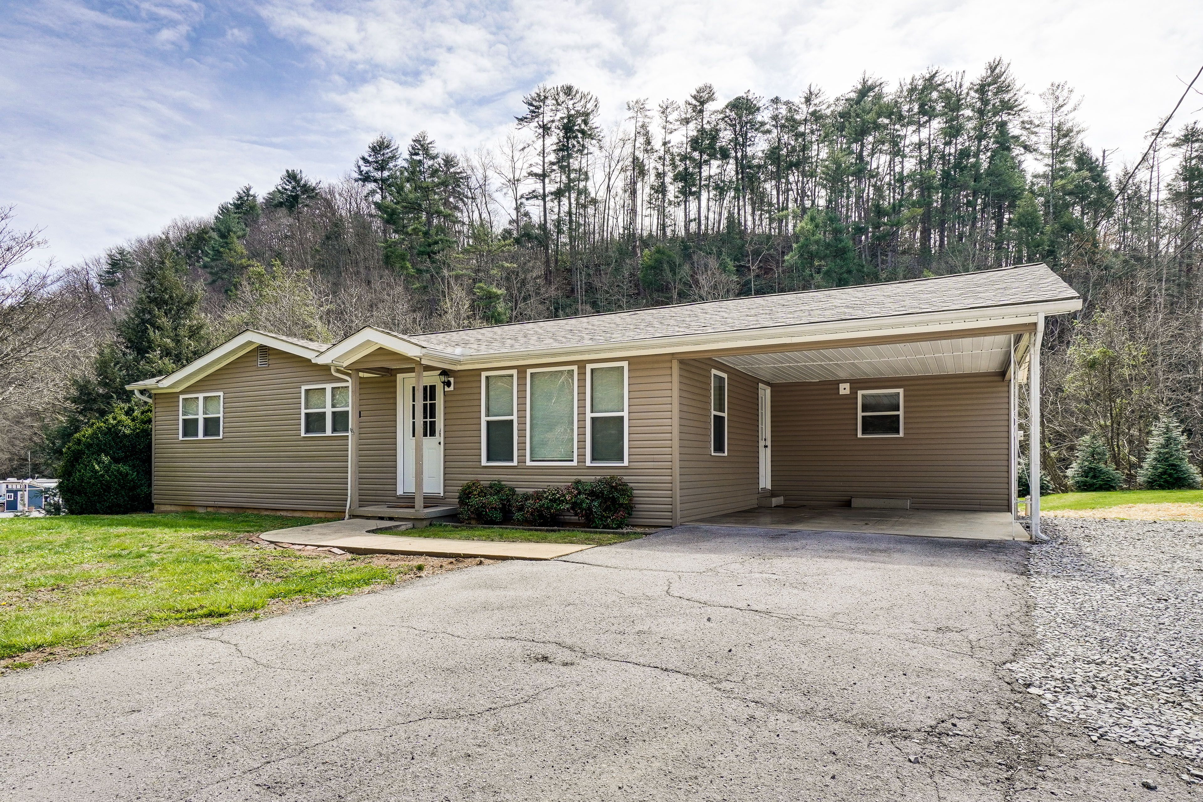 Parking | Driveway (4 Vehicles) | RV/Trailer Parking | Truck Parking