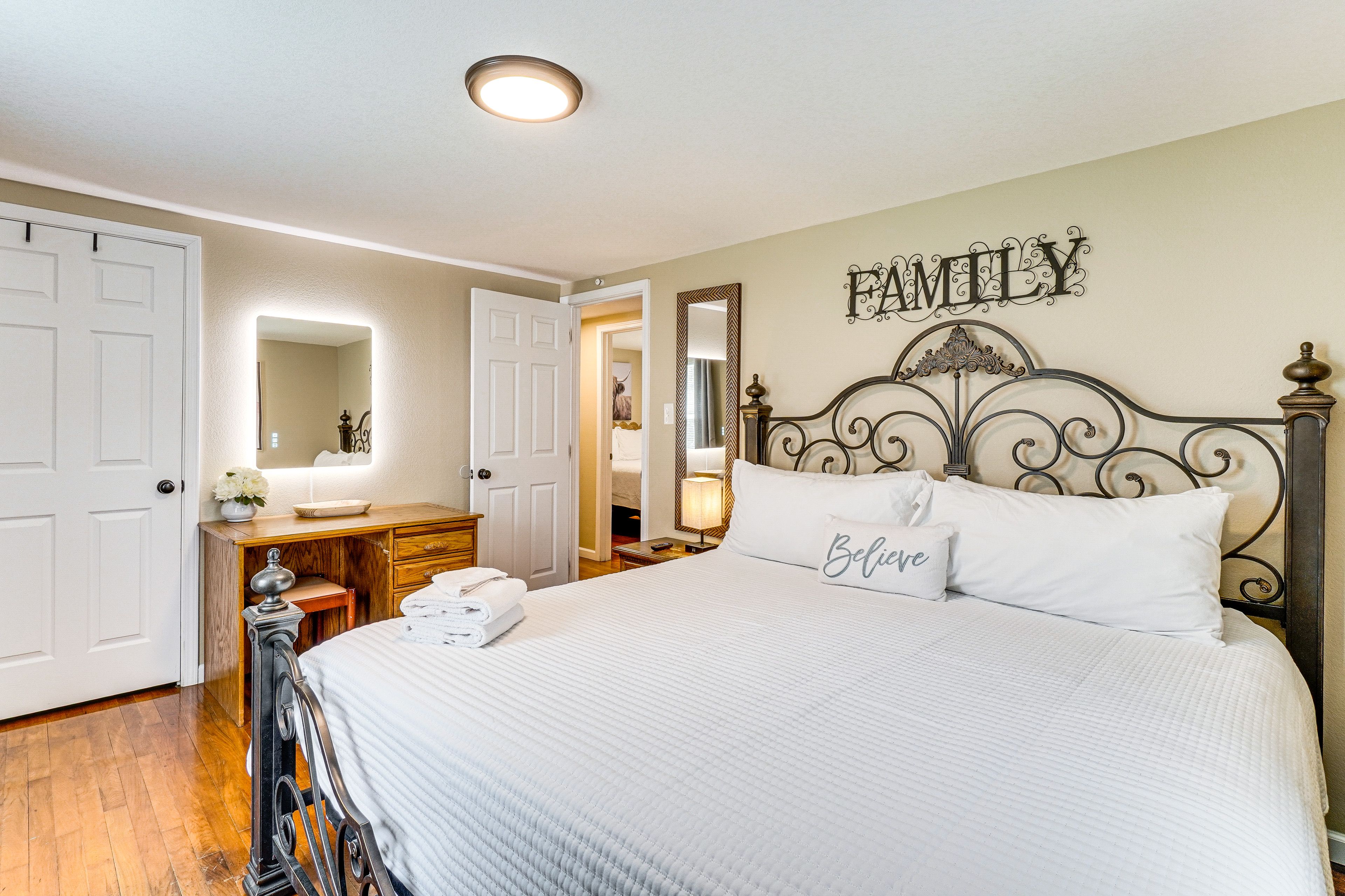 Bedroom 1 | King Bed