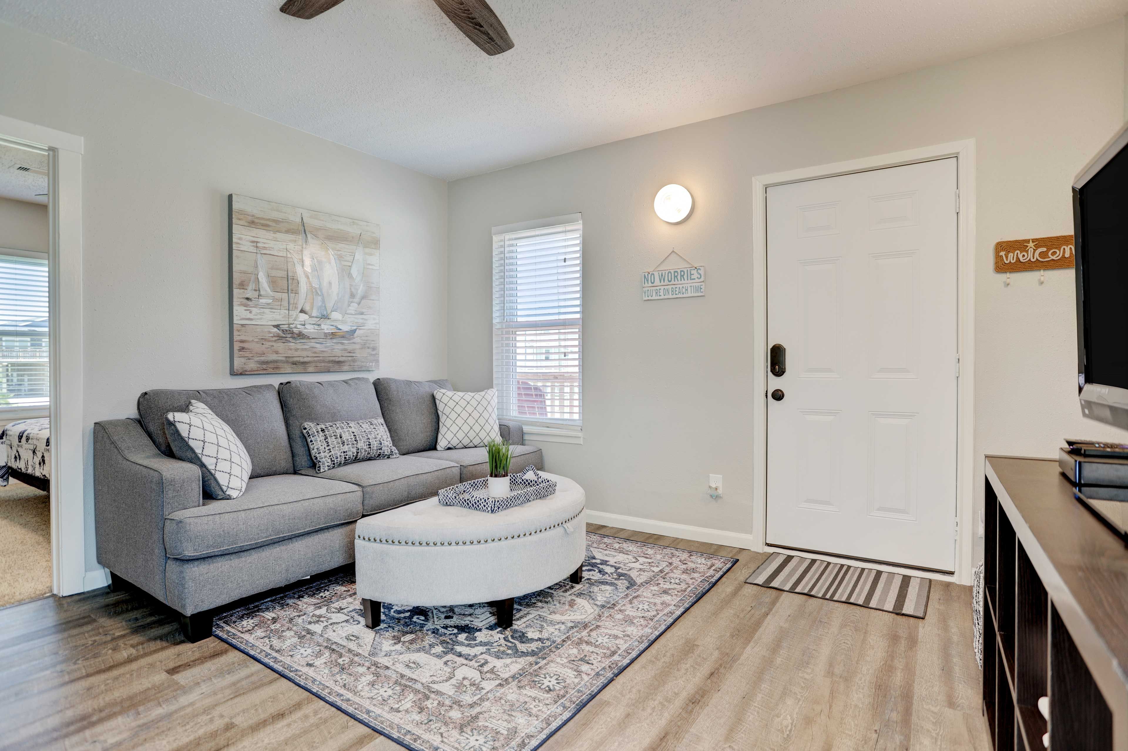 Living Room | Central Heating & A/C | Queen Sleeper Sofa