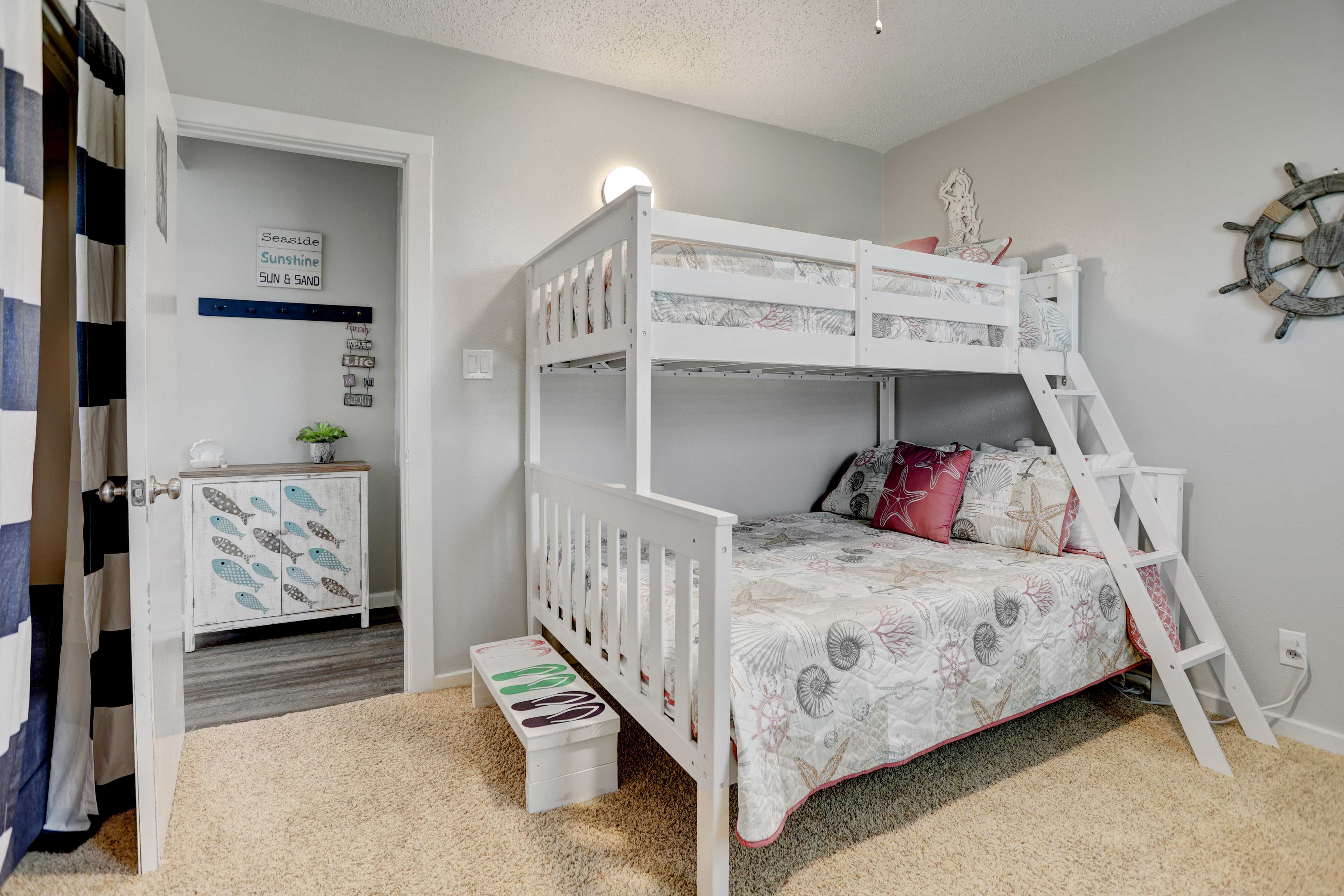 Bedroom 2 | Twin/Full Bunk Bed