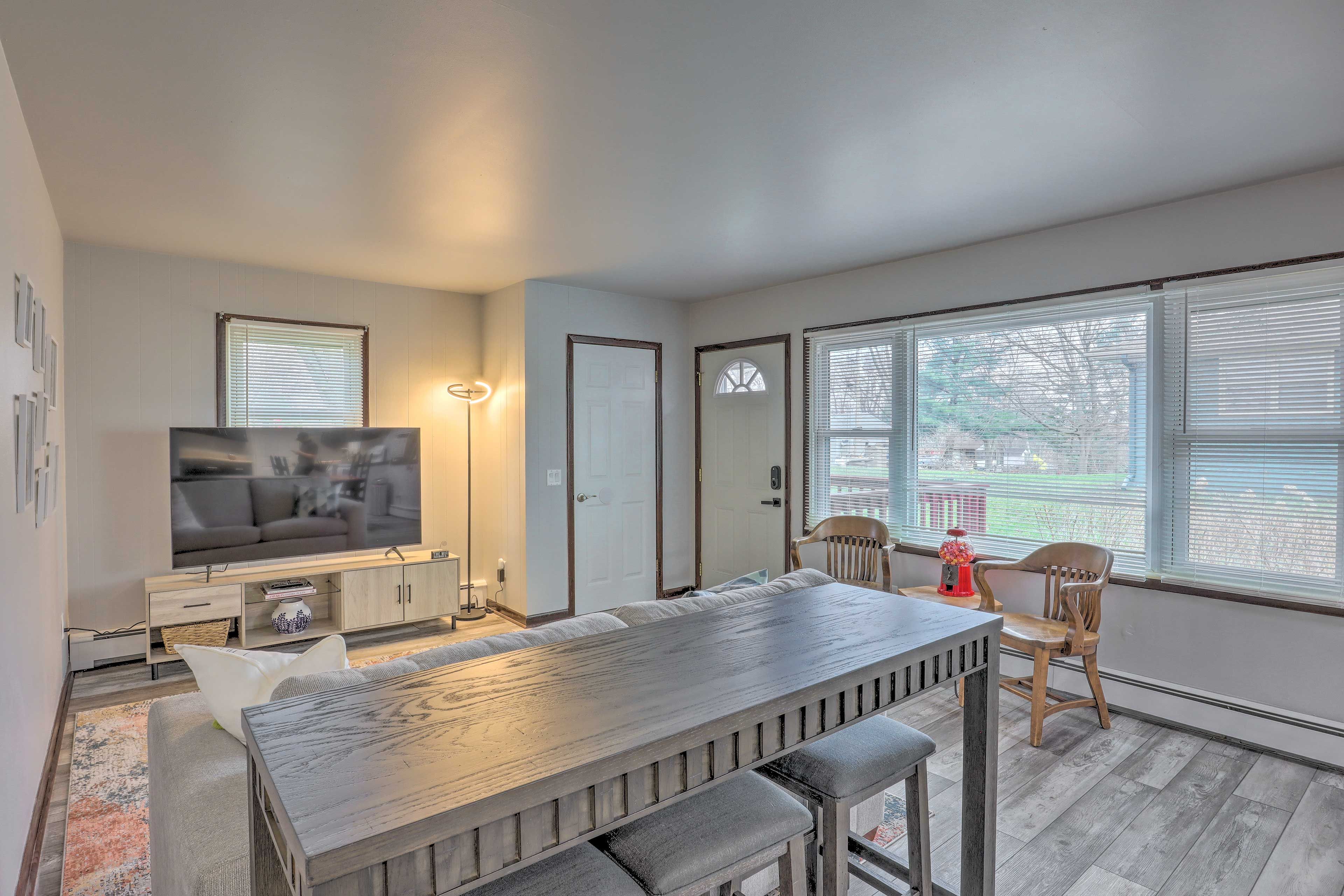 Living Room | Single-Story Home | Free WiFi