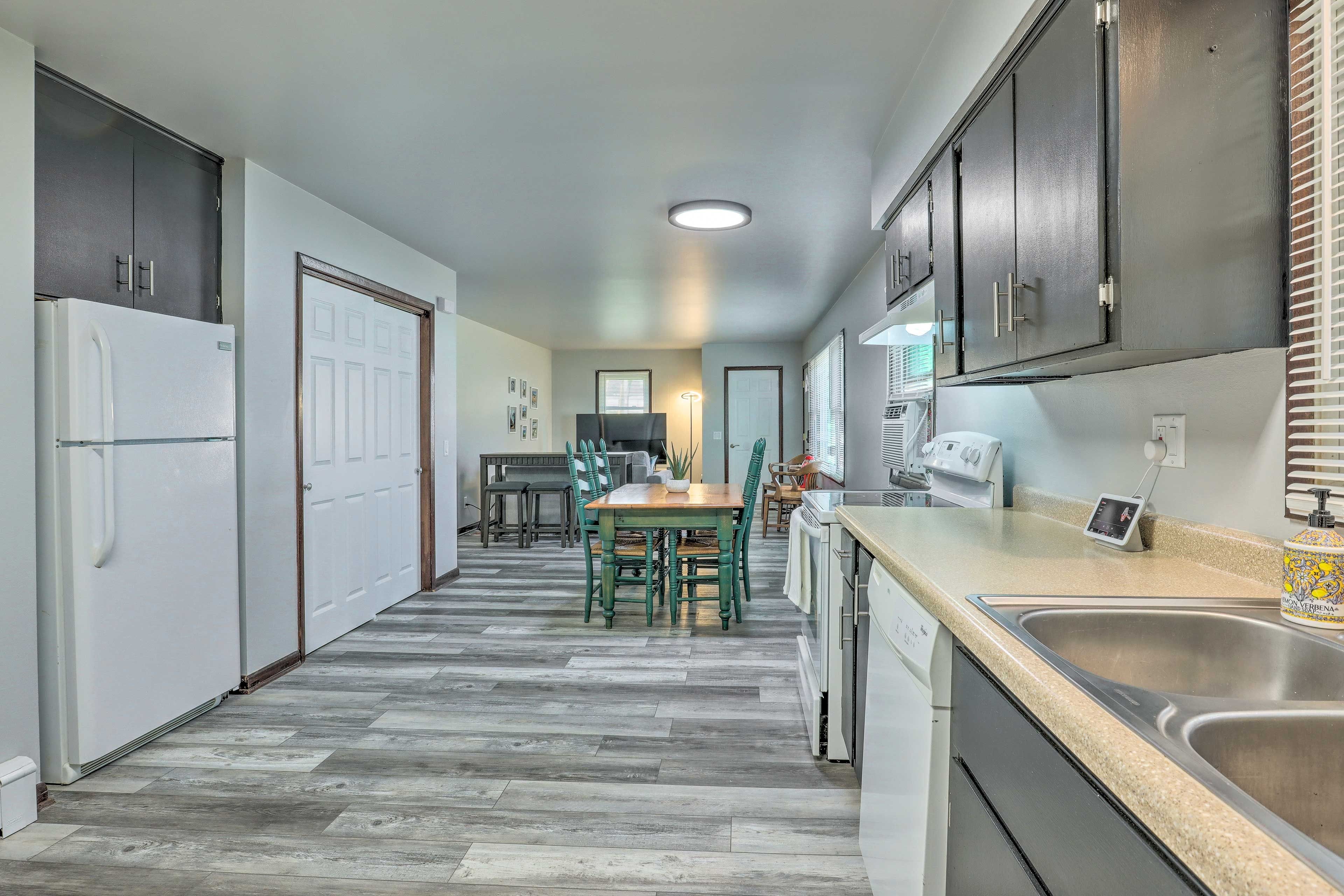 Kitchen | Water Filter | Garbage Disposal | Trash Bags/Paper Towels