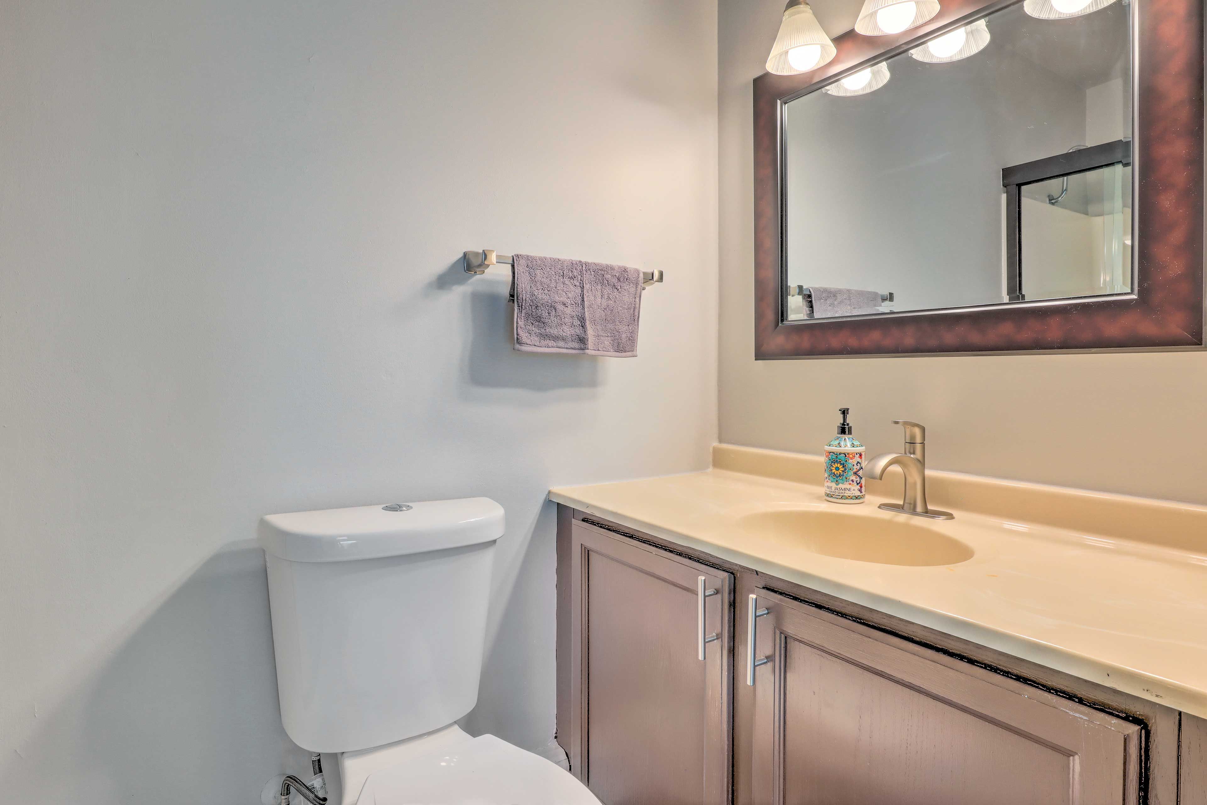 Full Bathroom | Towels Provided | Complimentary Toiletries