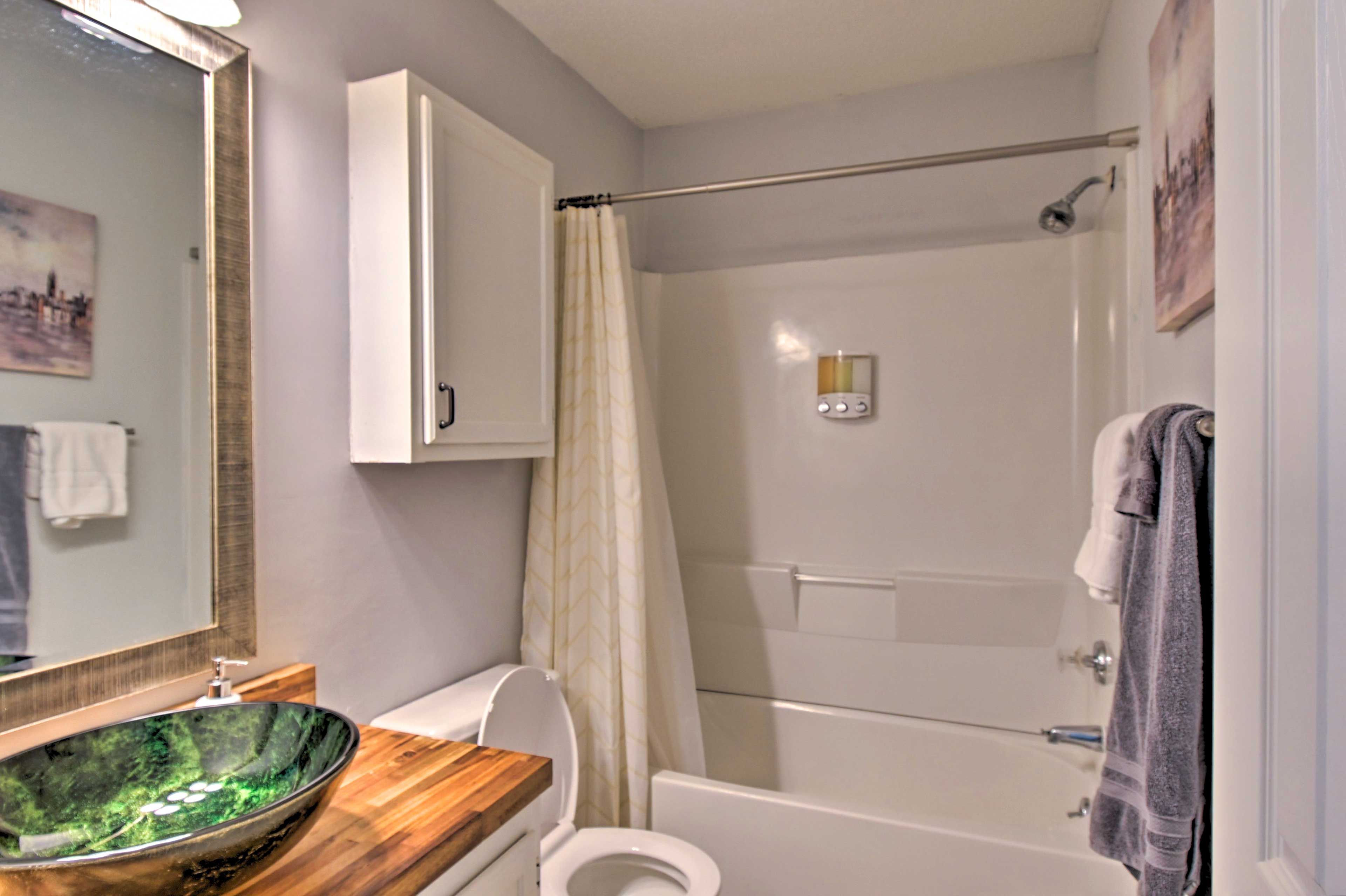 Full Bathroom | Complimentary Toiletries