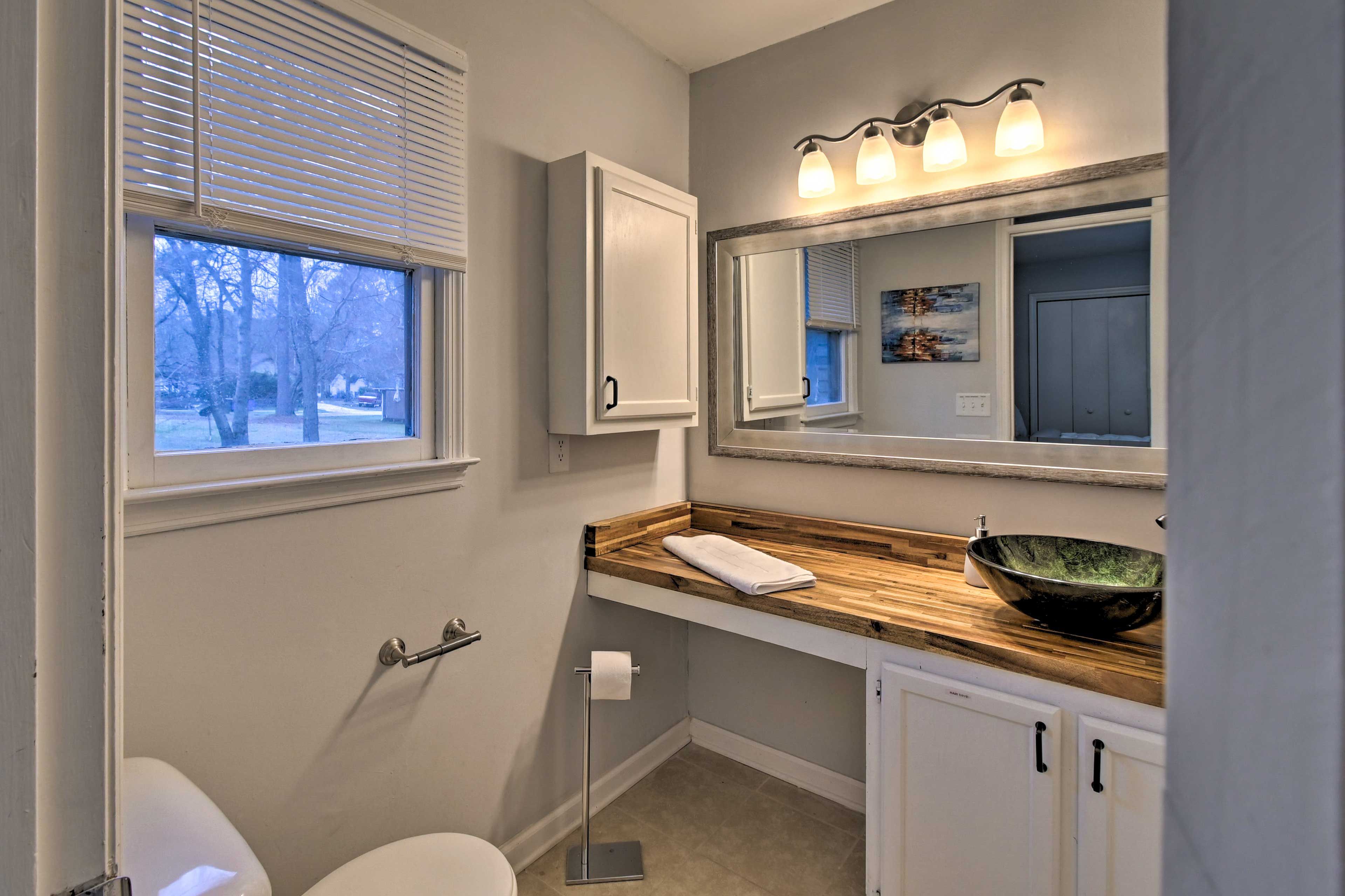 Full Bathroom | Complimentary Toiletries