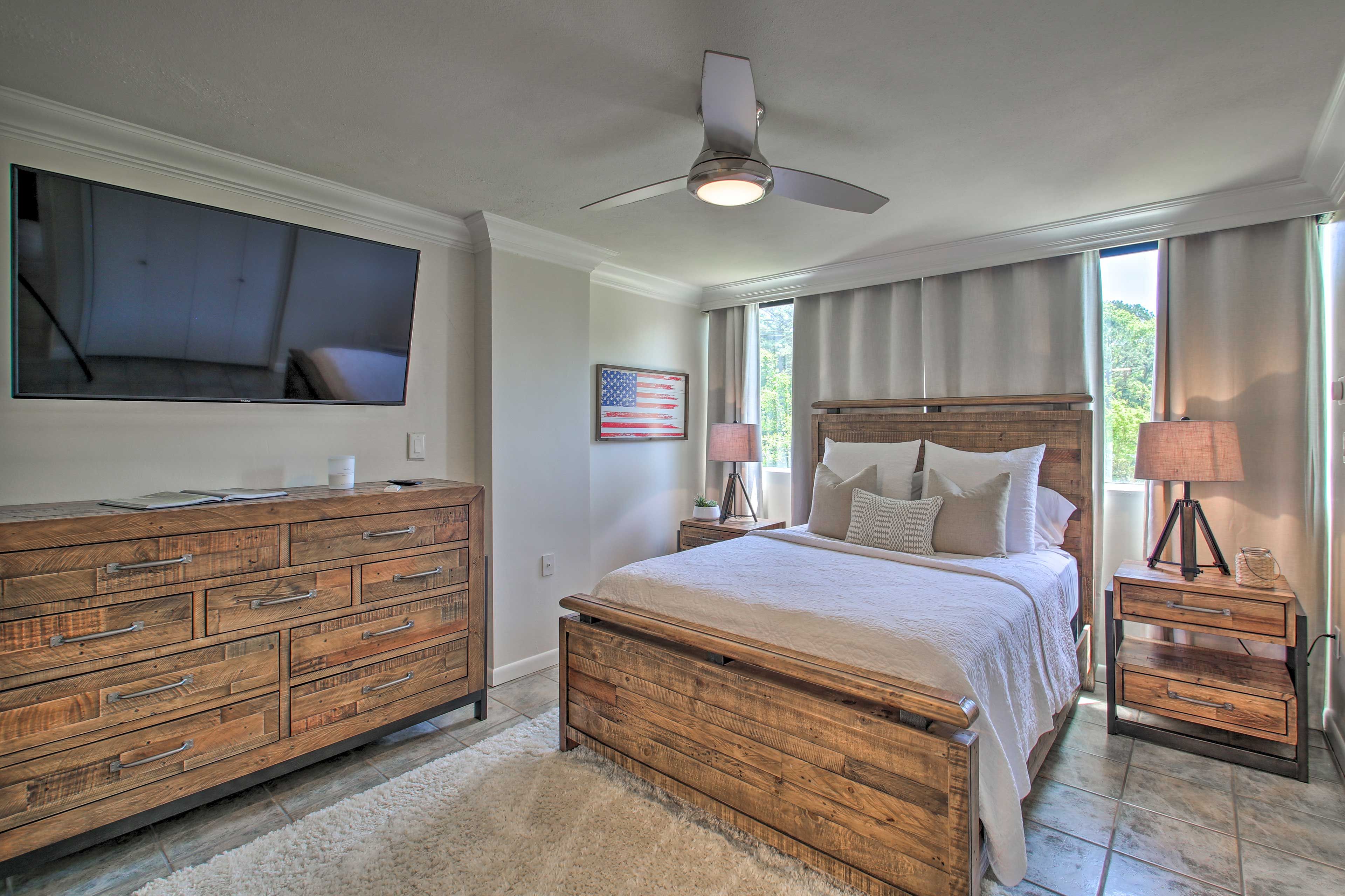 Bedroom 1 | Queen Bed | Smart TV