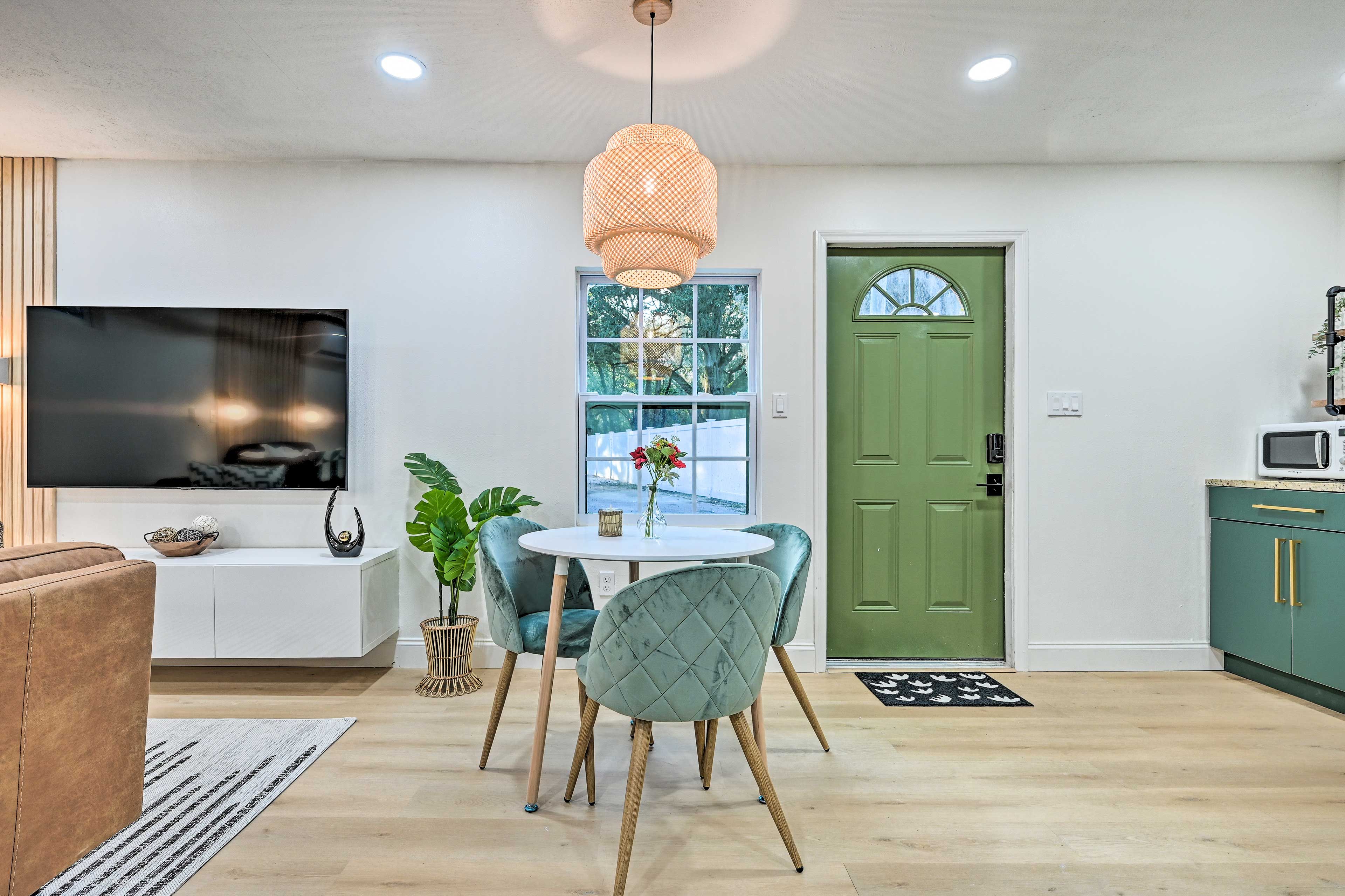 Dining Area | Dishware & Flatware Provided
