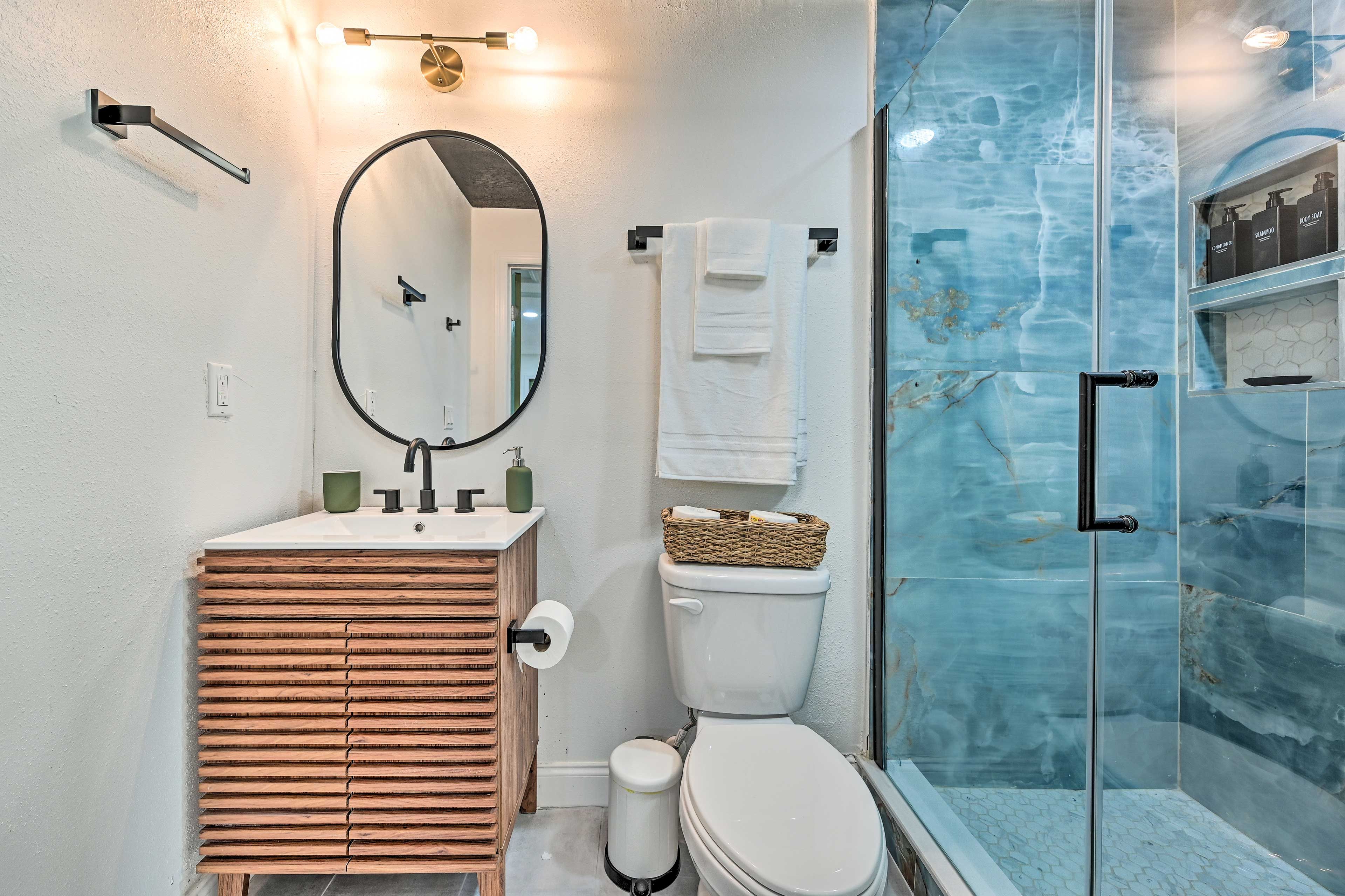 Full Bathroom | Towels Provided | Complimentary Toiletries