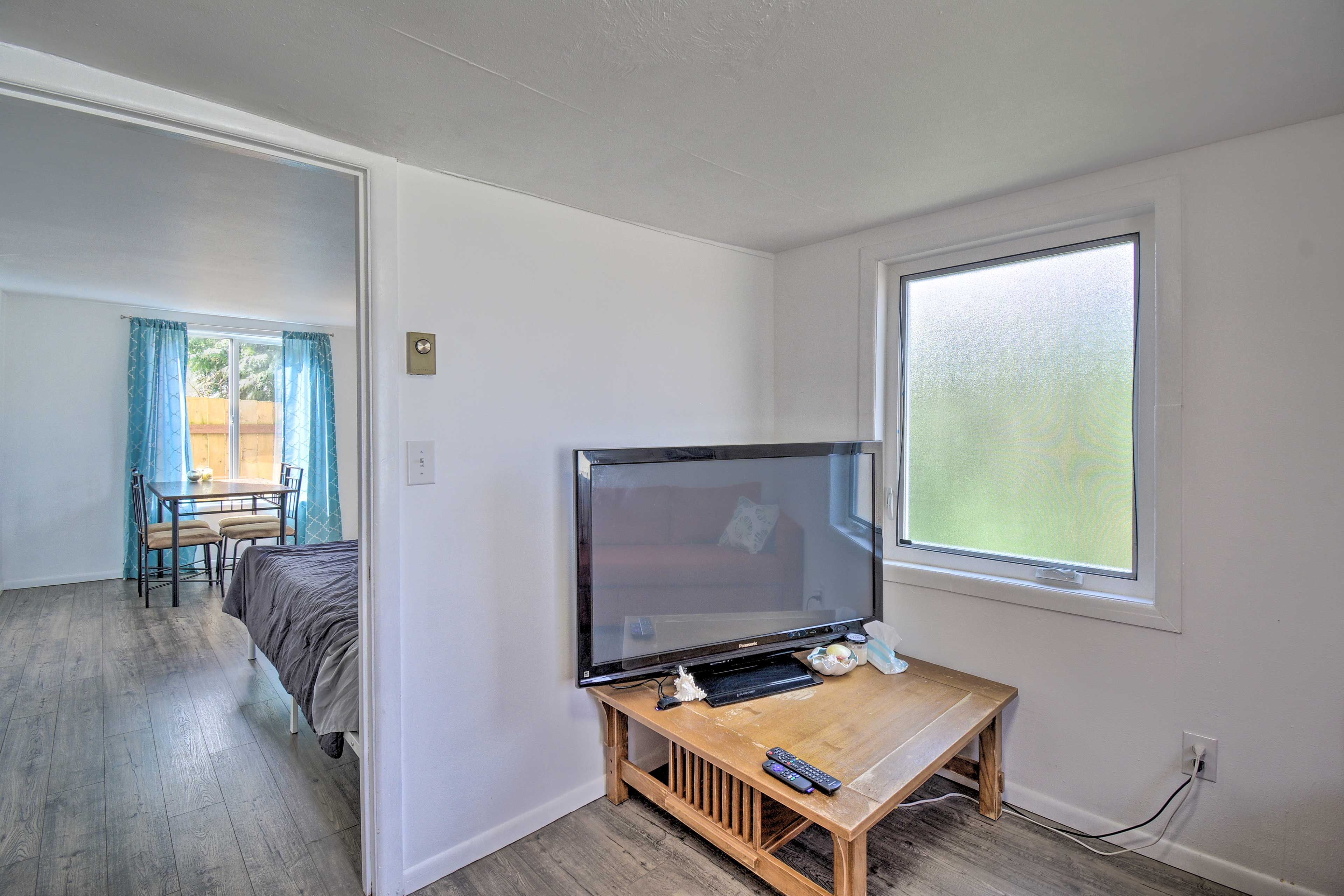 Living Room | Flat-Screen TV w/ Roku