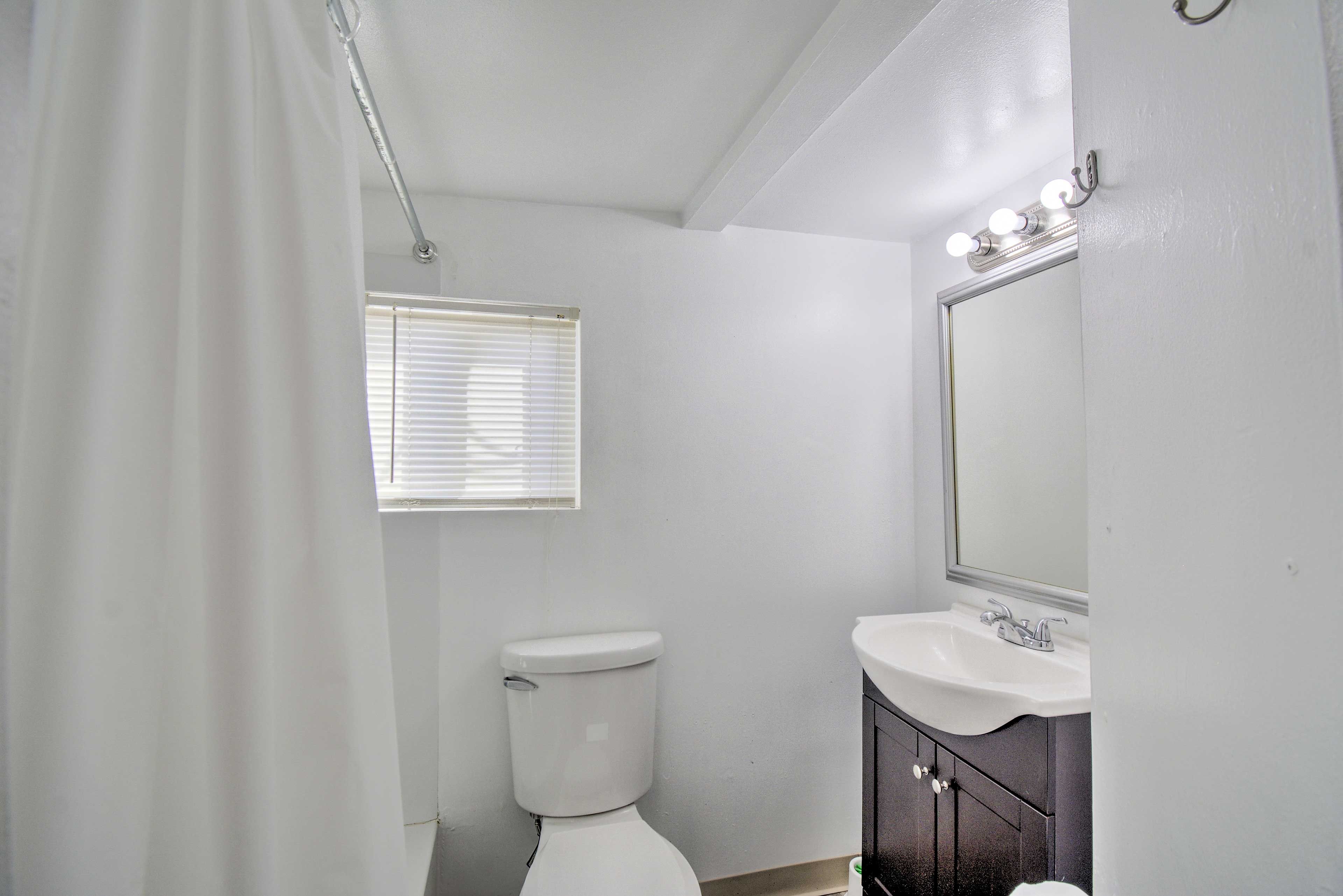 Full Bathroom | Towels Provided