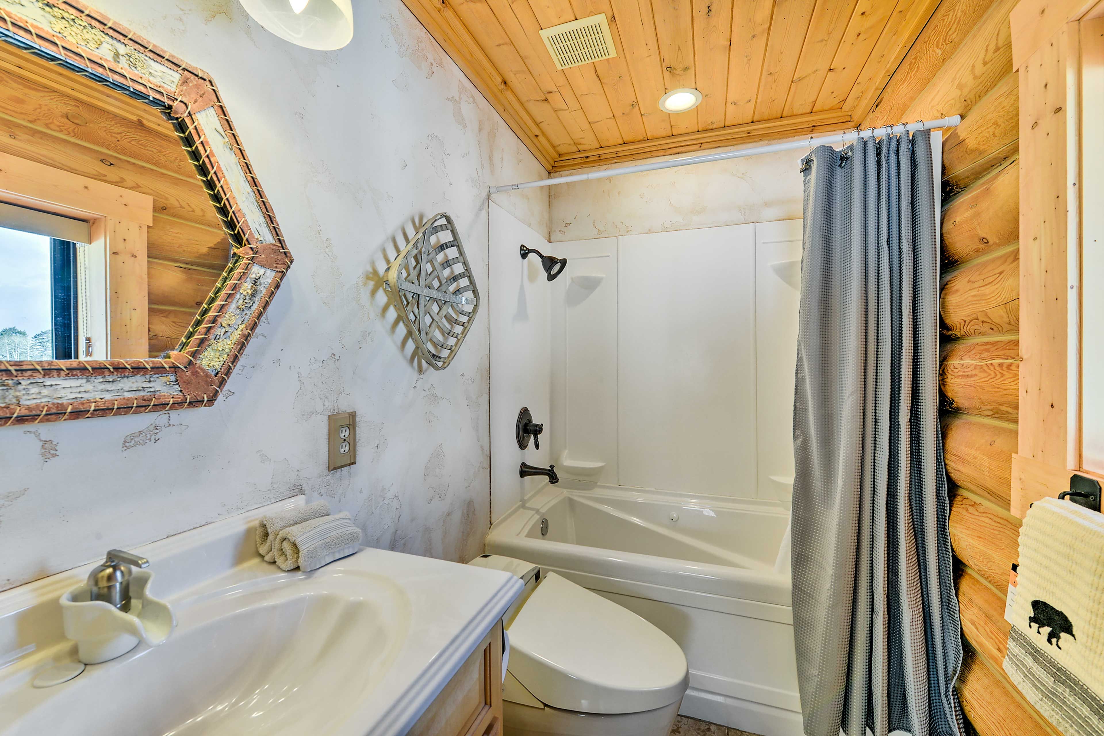 En-Suite Bathroom | Complimentary Toiletries