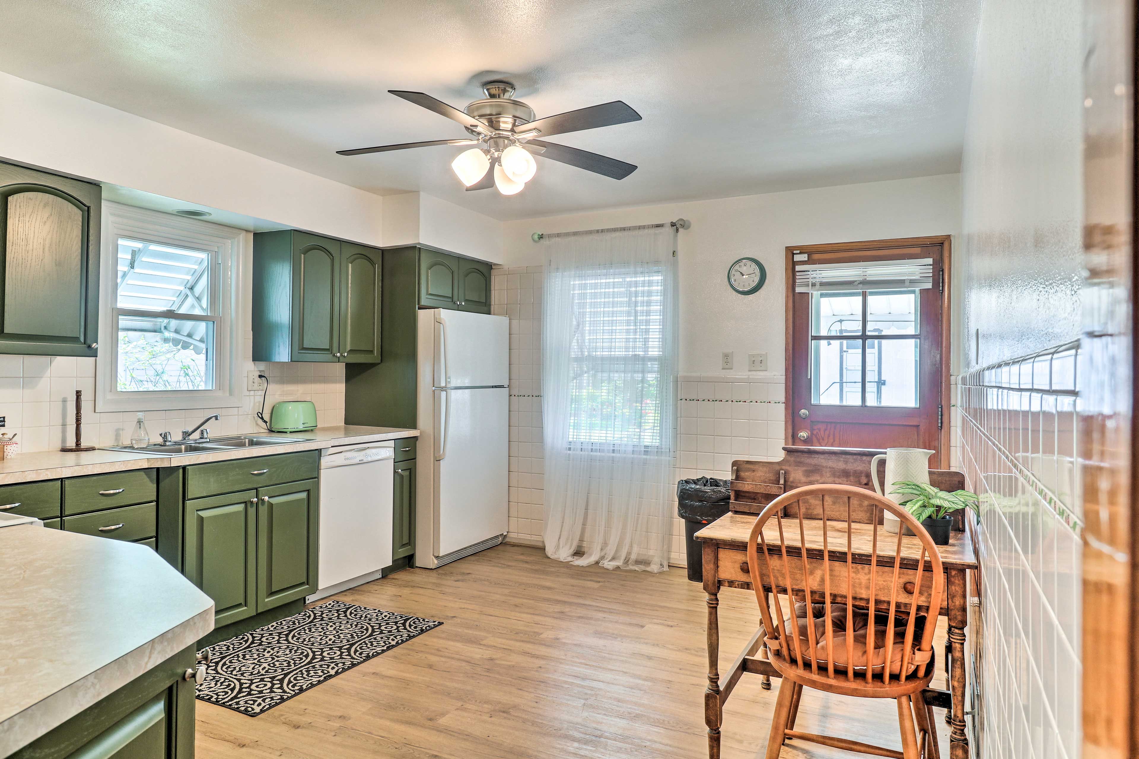Fully Equipped Kitchen | Main Floor
