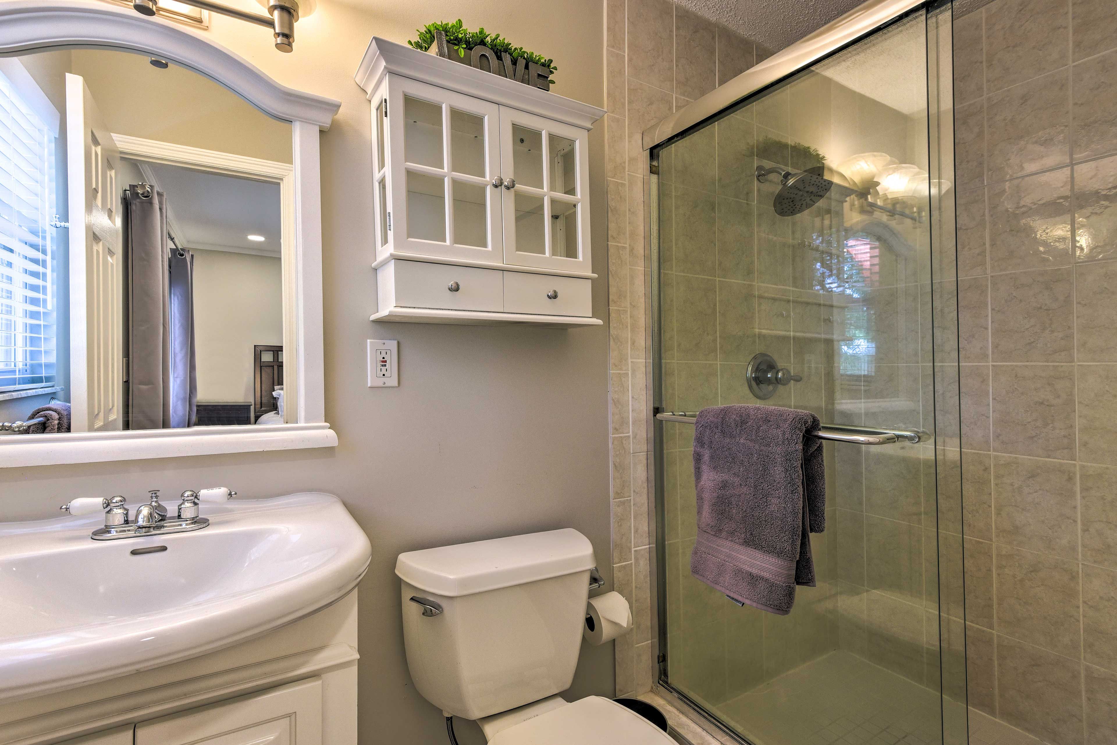 En-Suite Bathroom | Linens & Towels | Hair Dryer | Complimentary Toiletries