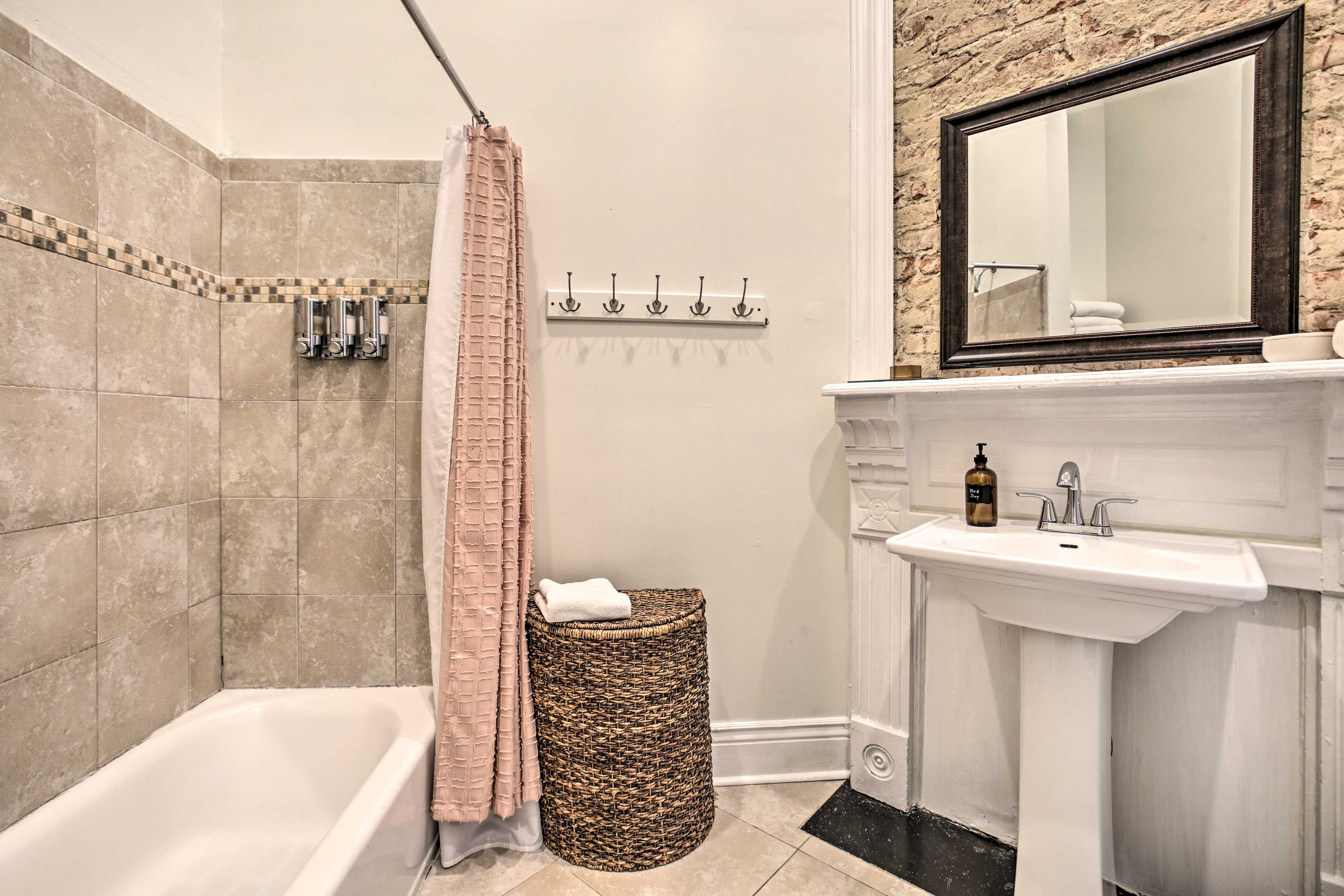 Full Bathroom | Towels Provided