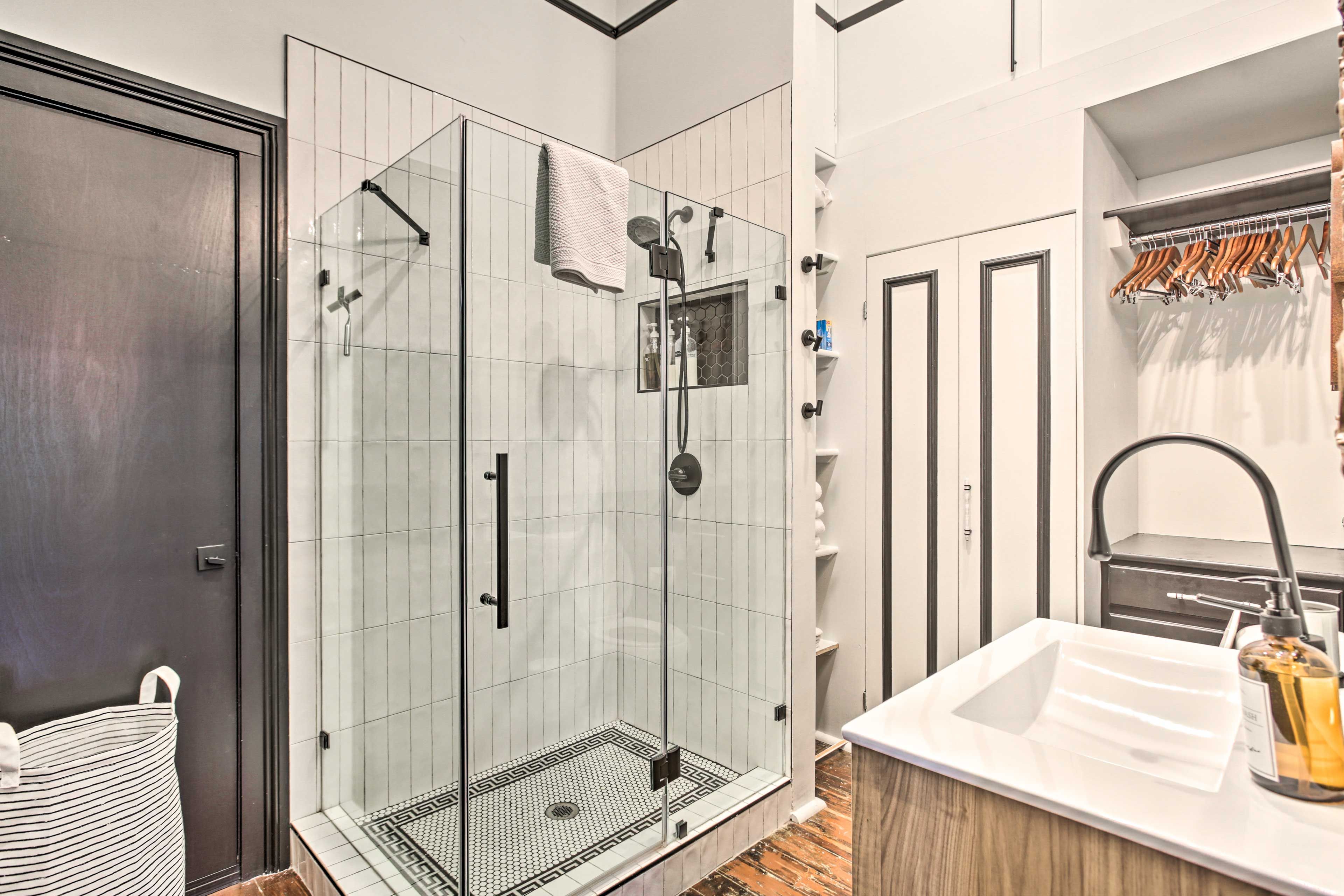 Full Bathroom | Towels Provided