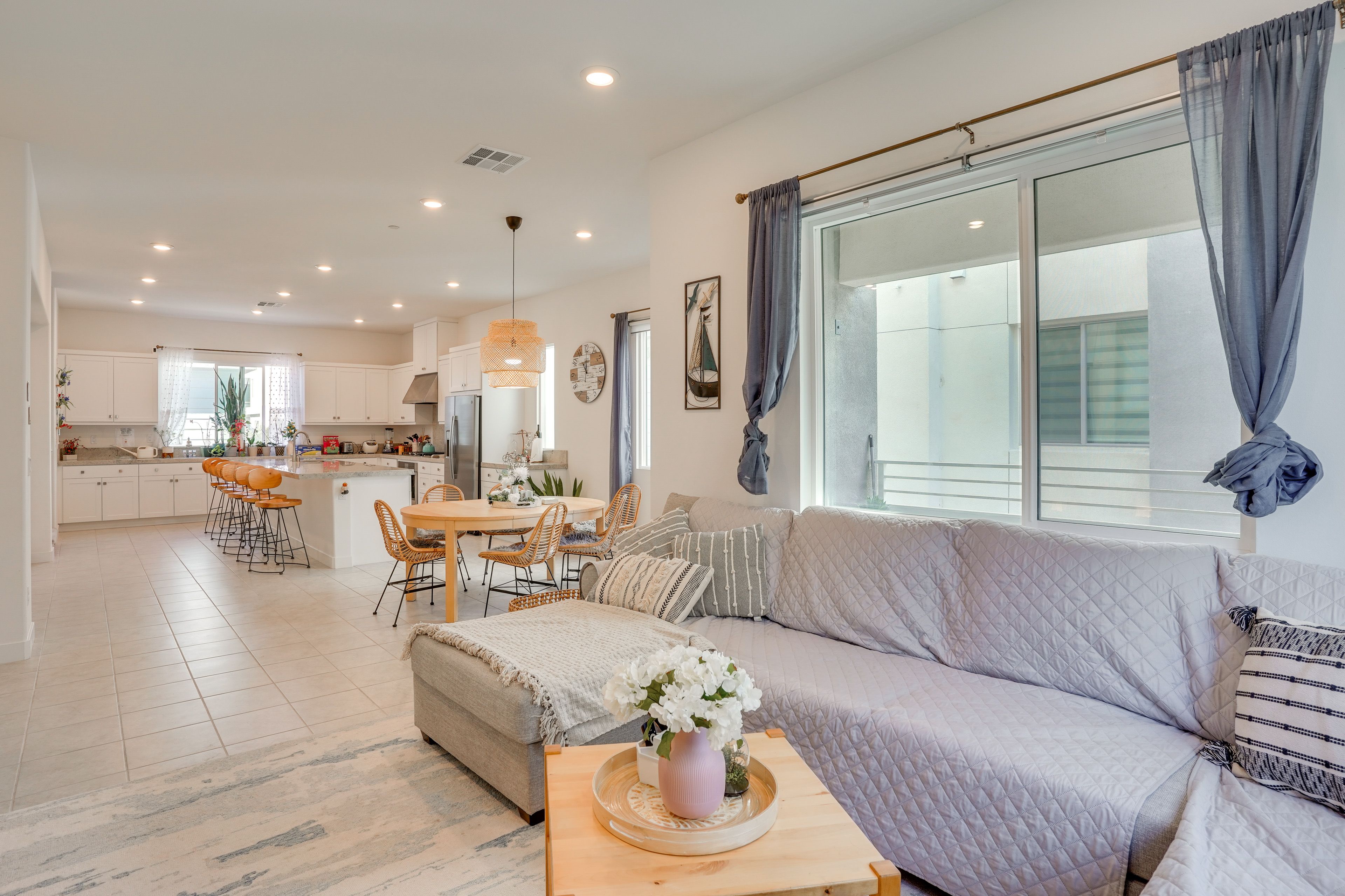 Living Room | Smart TV | Free WiFi | Central Heating & A/C | 2nd Floor