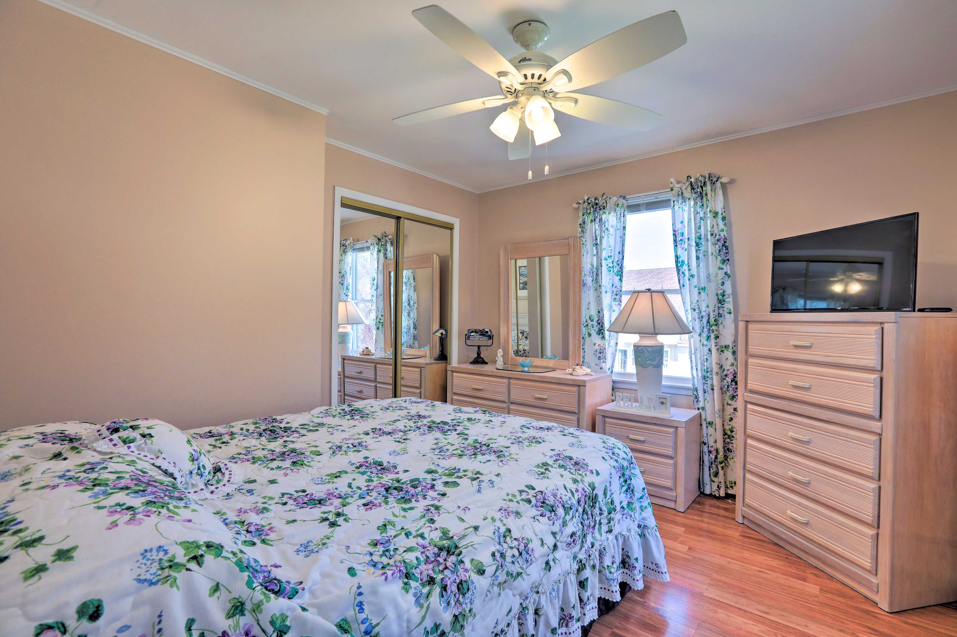 Bedroom 1 | Cable TV