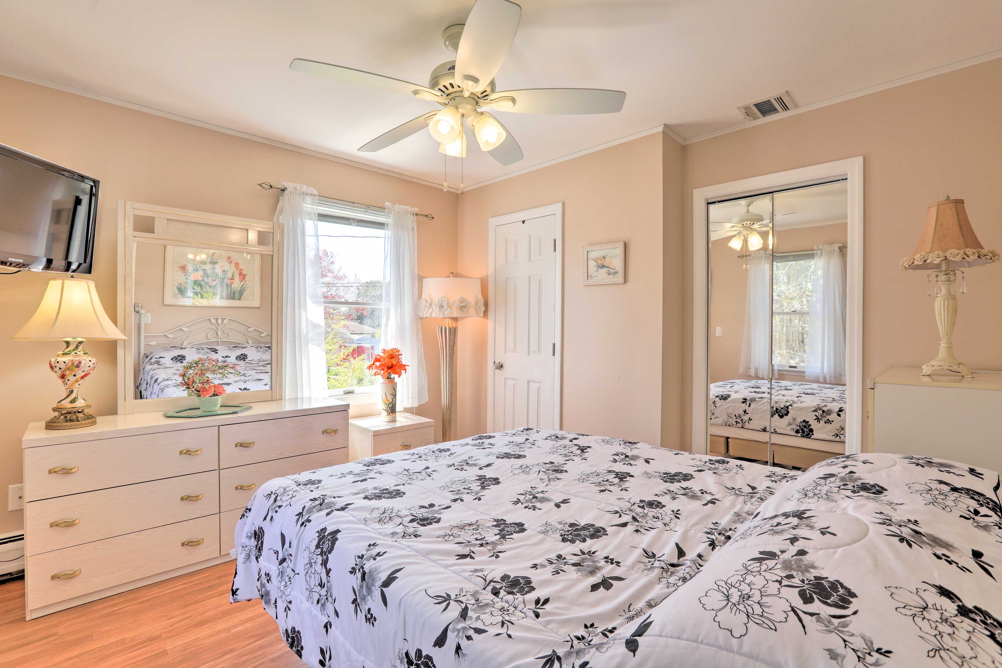Bedroom 2 | Cable TV