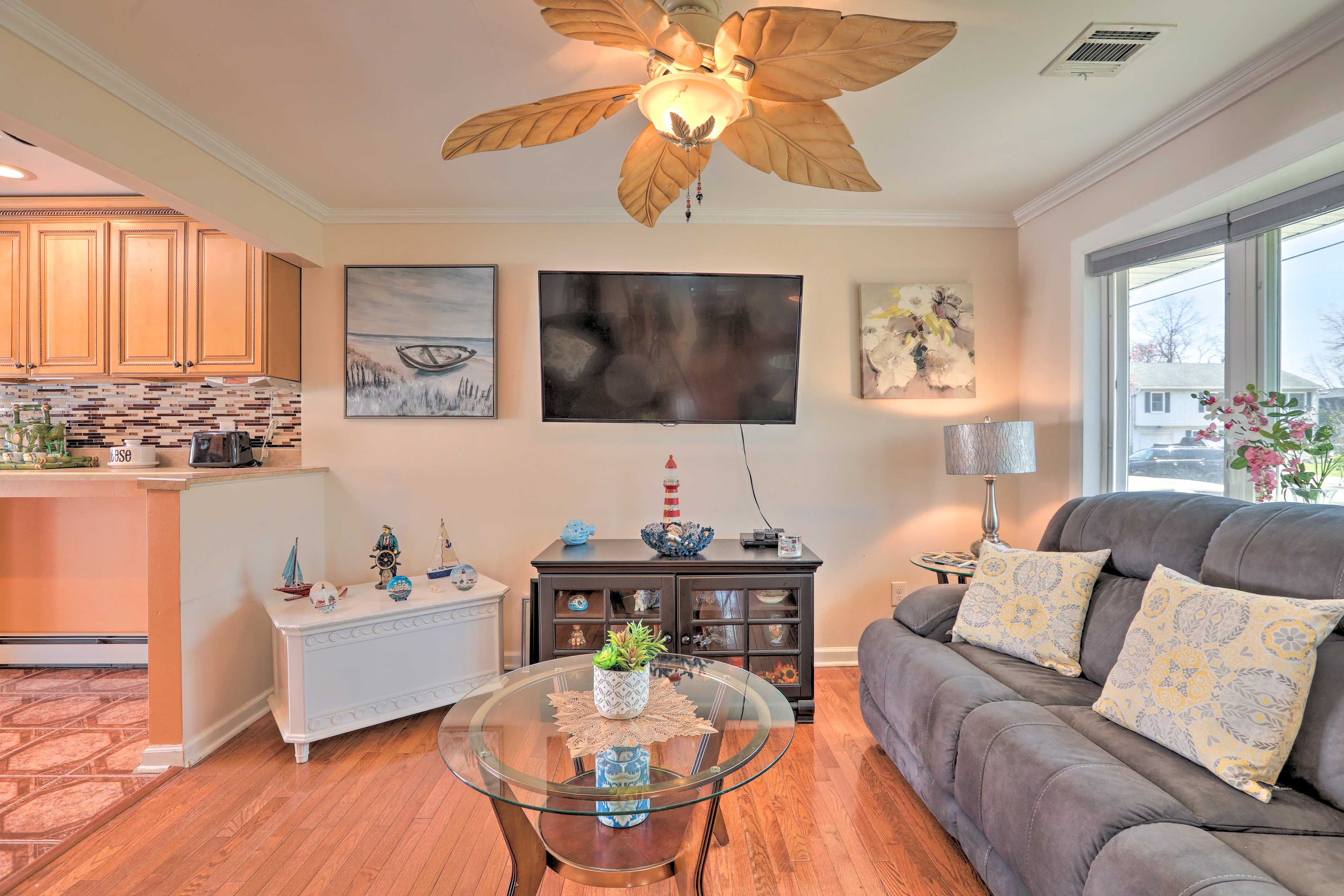 Living Area | 1st Floor | Central Air Conditioning/Heating