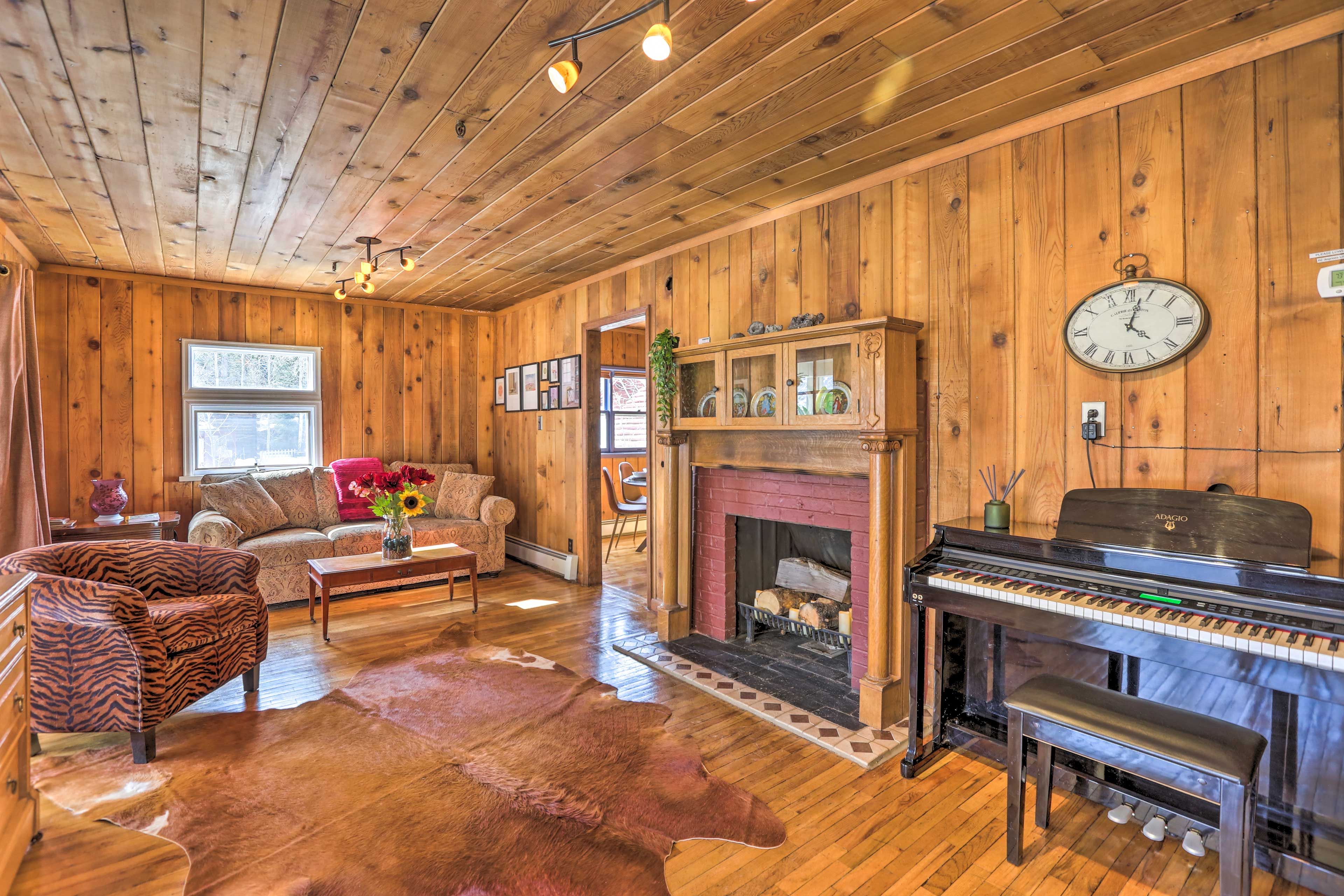 Den | Fireplace (Decorative Only)