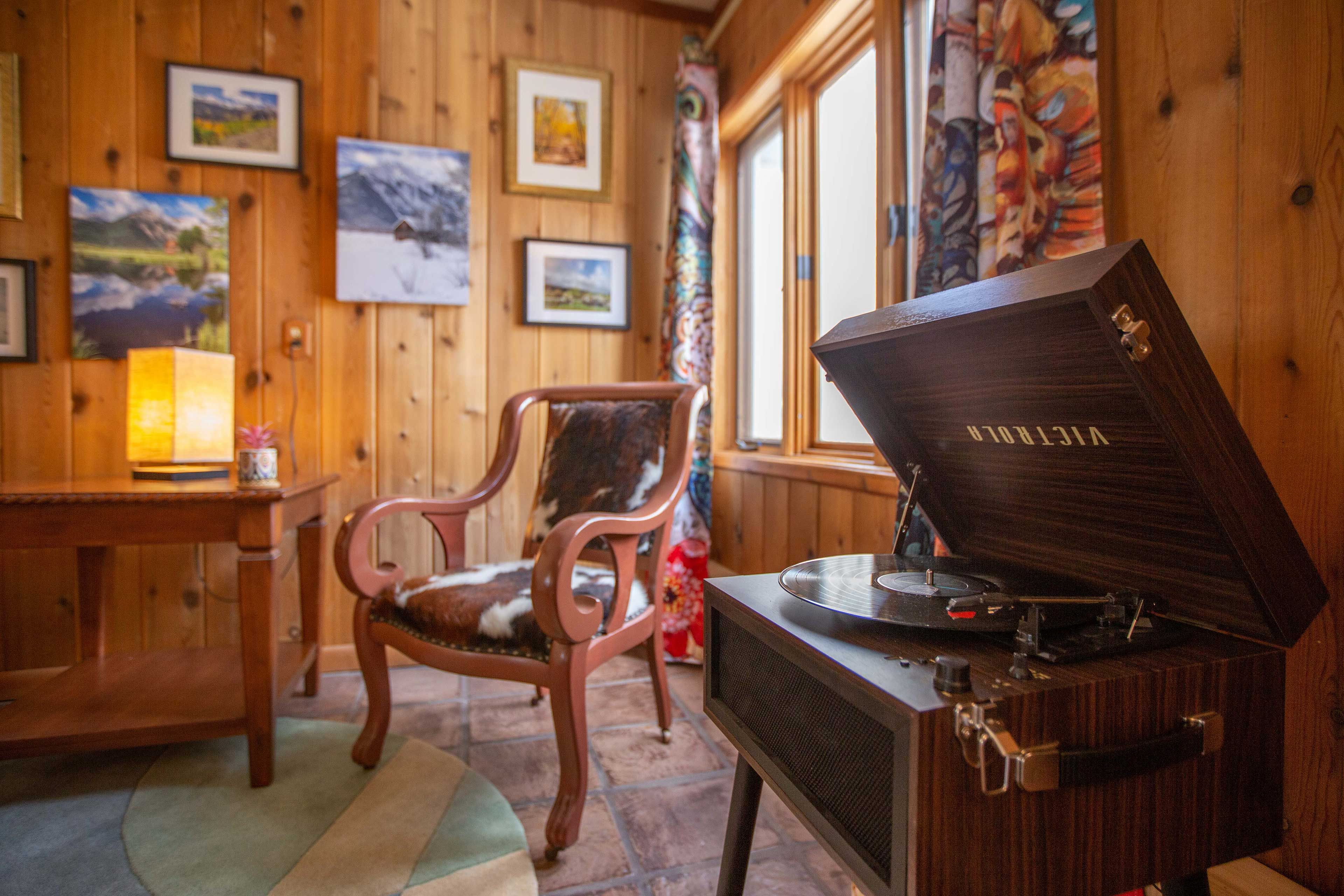 Living Room | Record Player w/ LP Vinyls