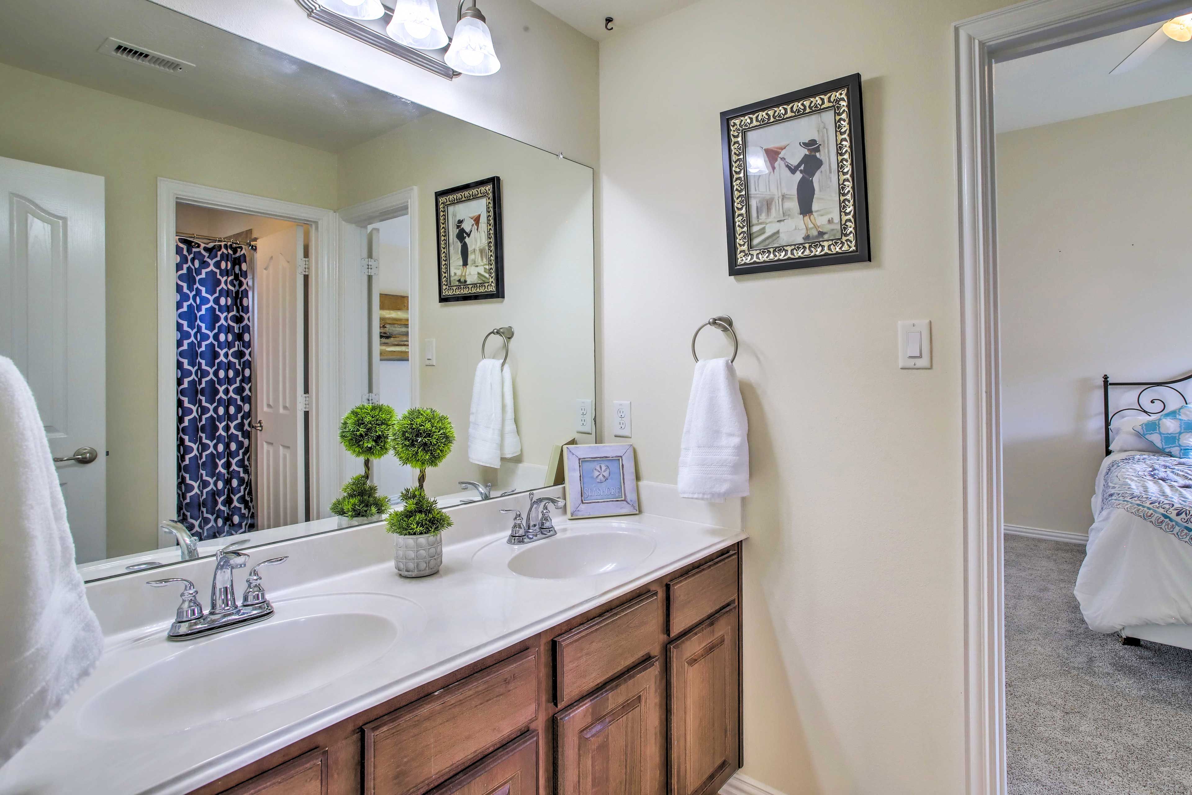 Full Bathroom | Complimentary Toiletries
