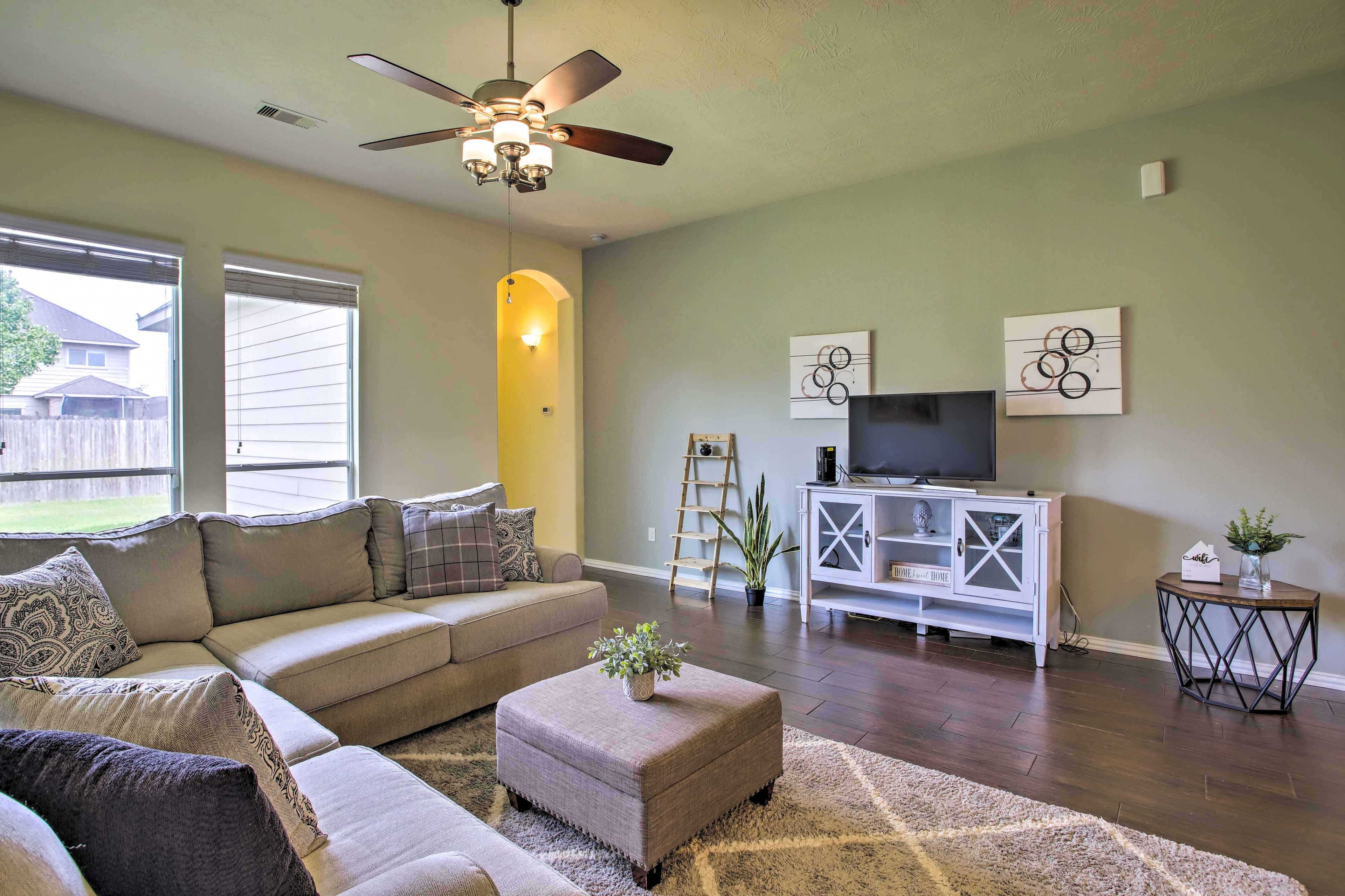 Living Room | Smart TV w/ Cable