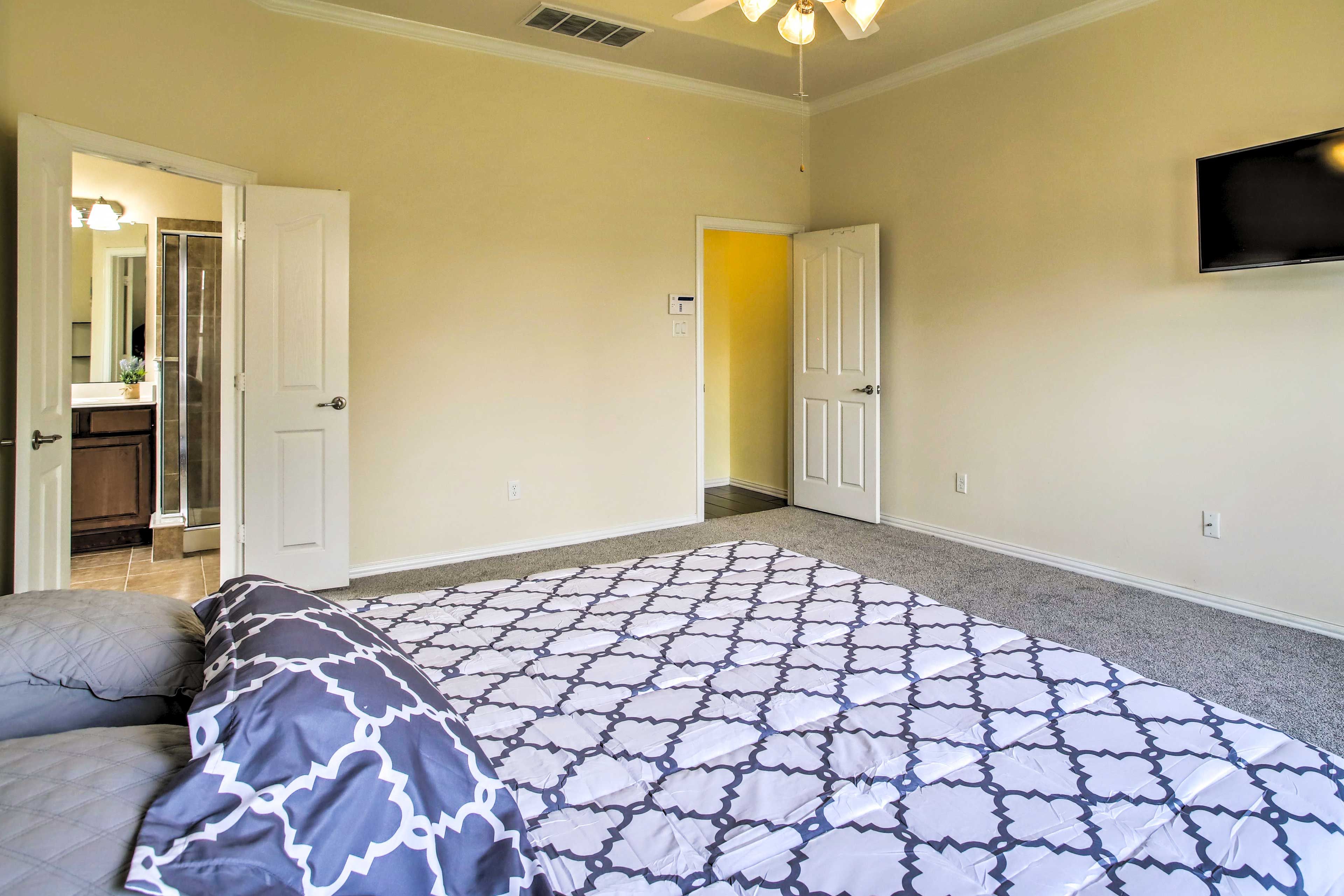 Bedroom 1 | Smart TV w/ Cable