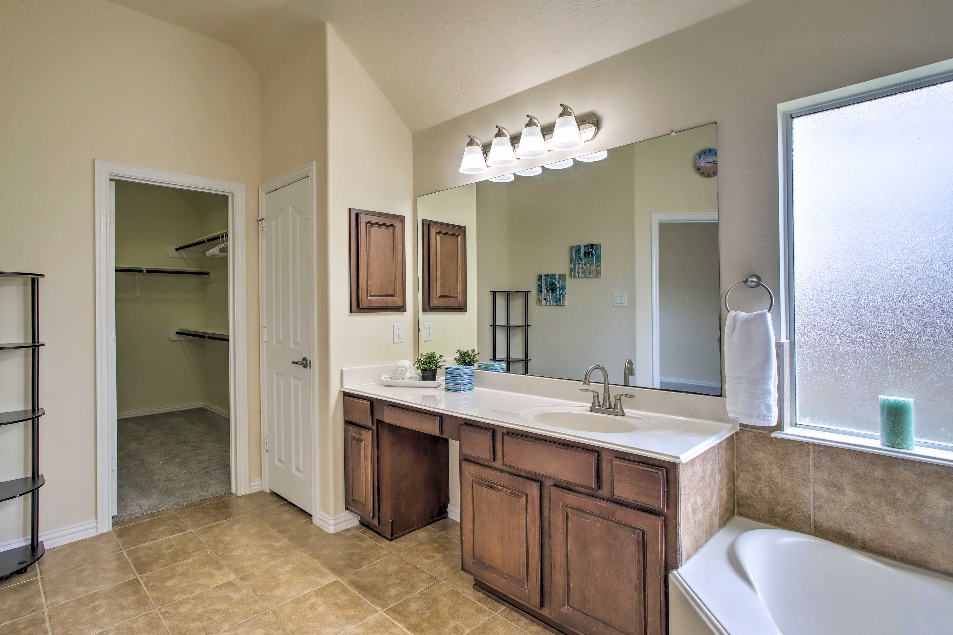 Full Bathroom | Complimentary Toiletries
