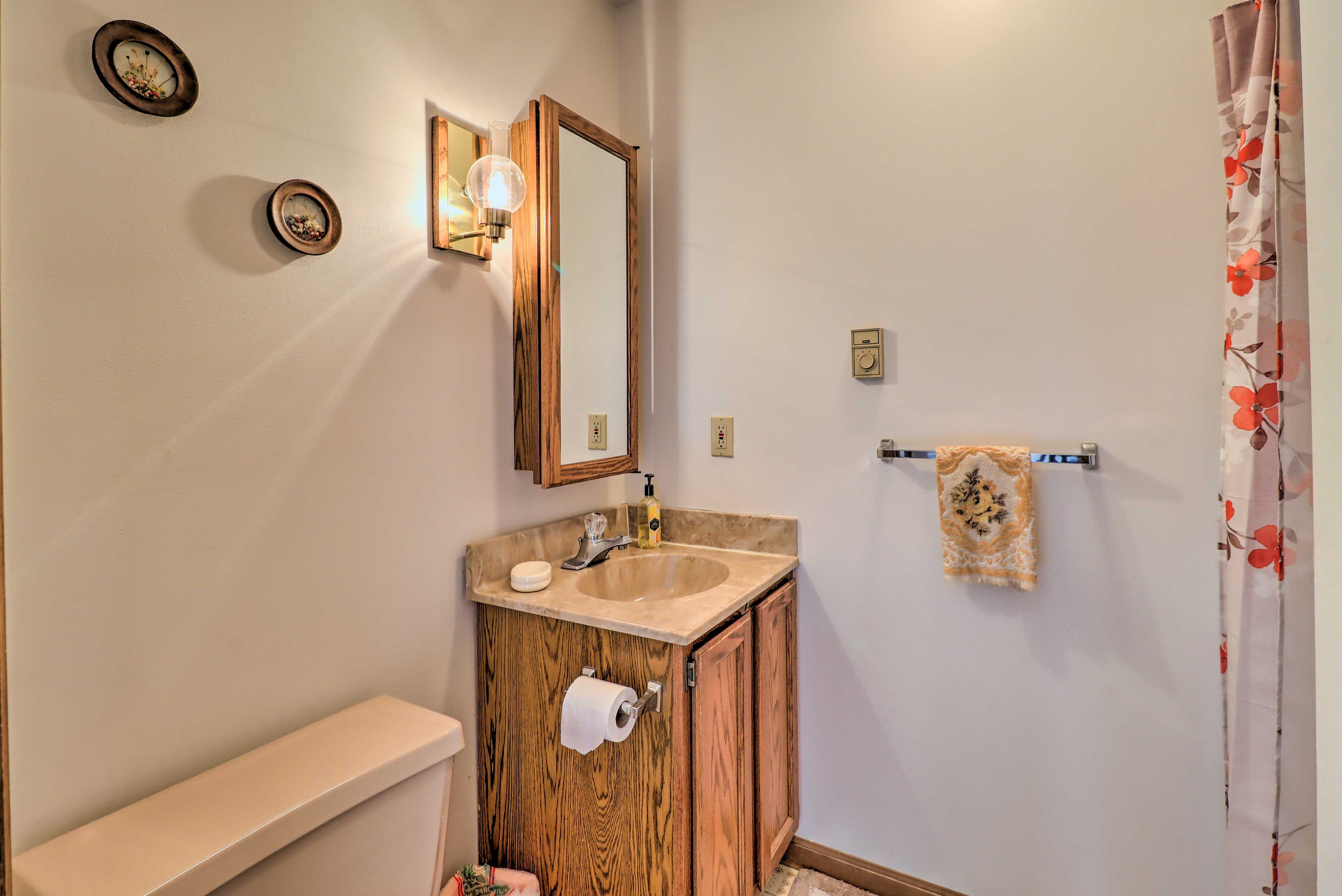 En-Suite Bathroom | Towels Provided | Complimentary Toiletries