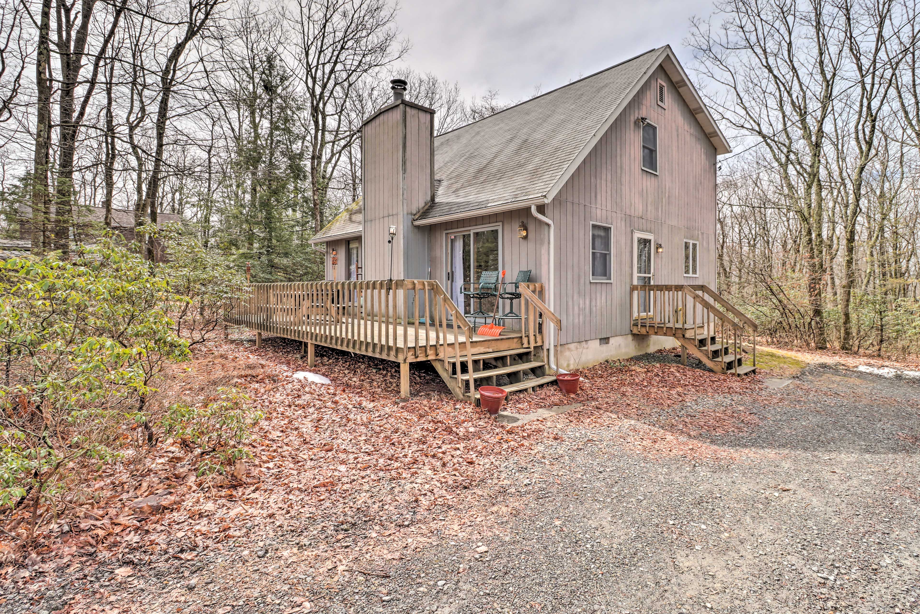 Front Entrance | Parking | Gravel Driveway (6 Vehicles)