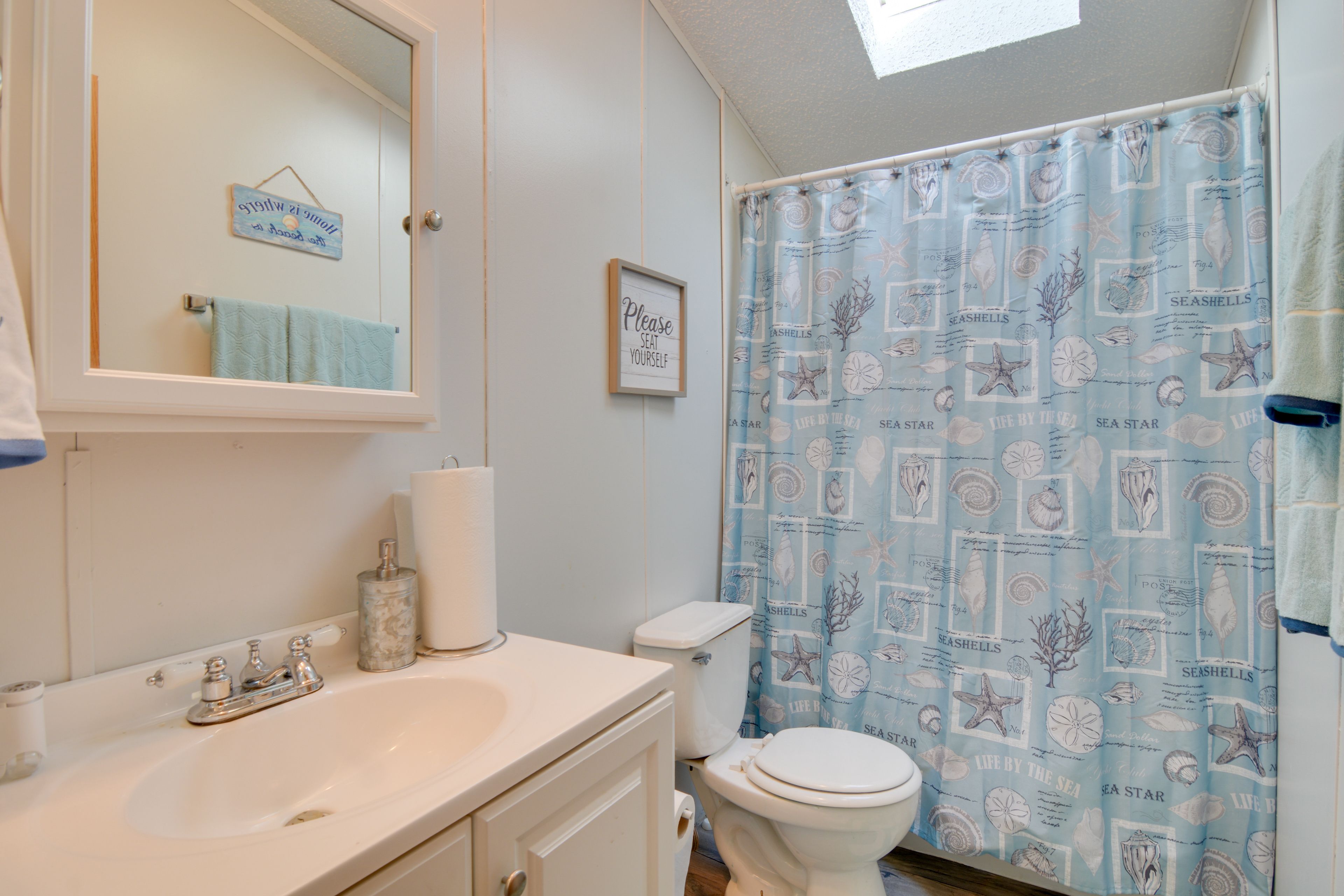 Full Bathroom | Complimentary Toiletries