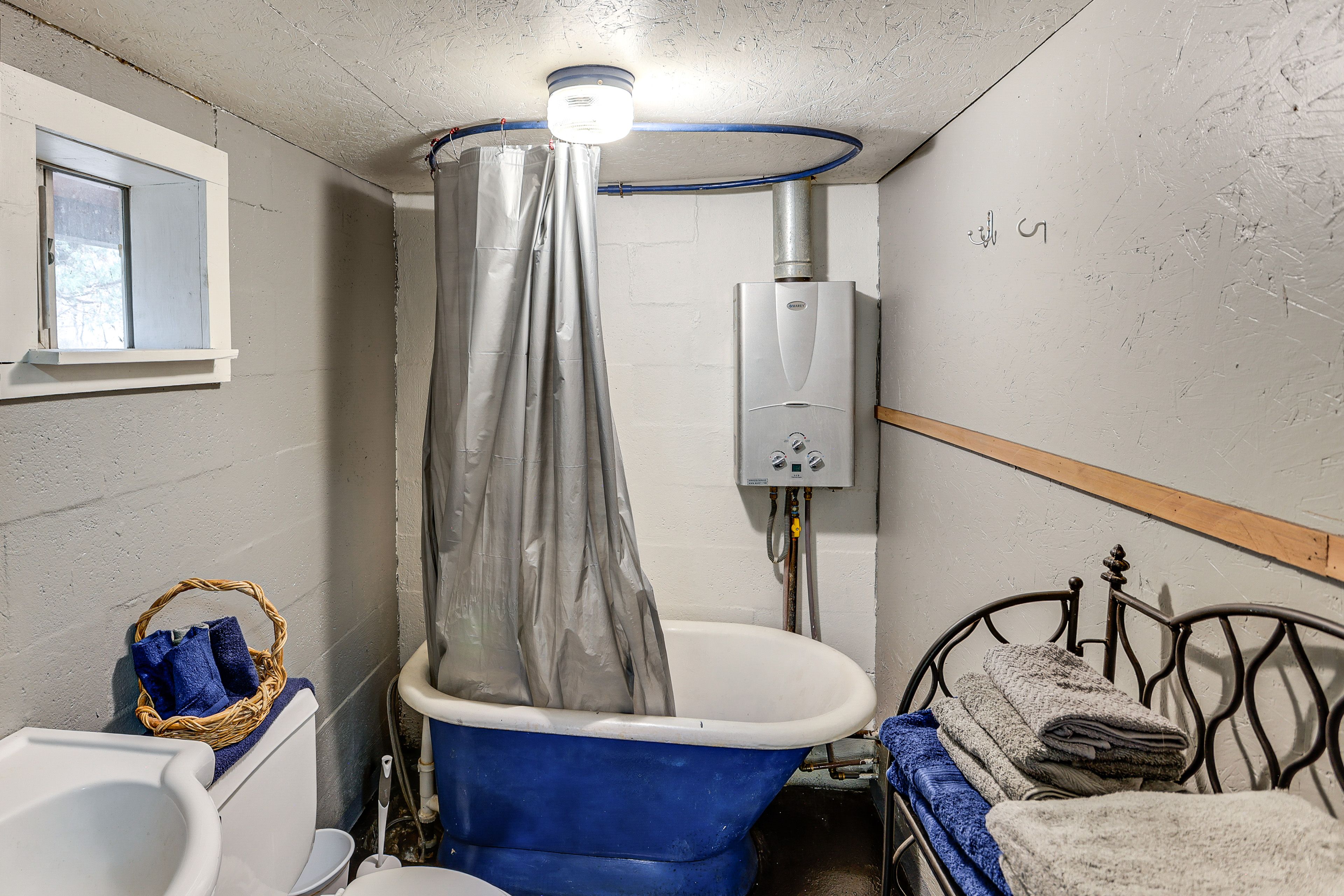 Full Bathroom | Towels Provided