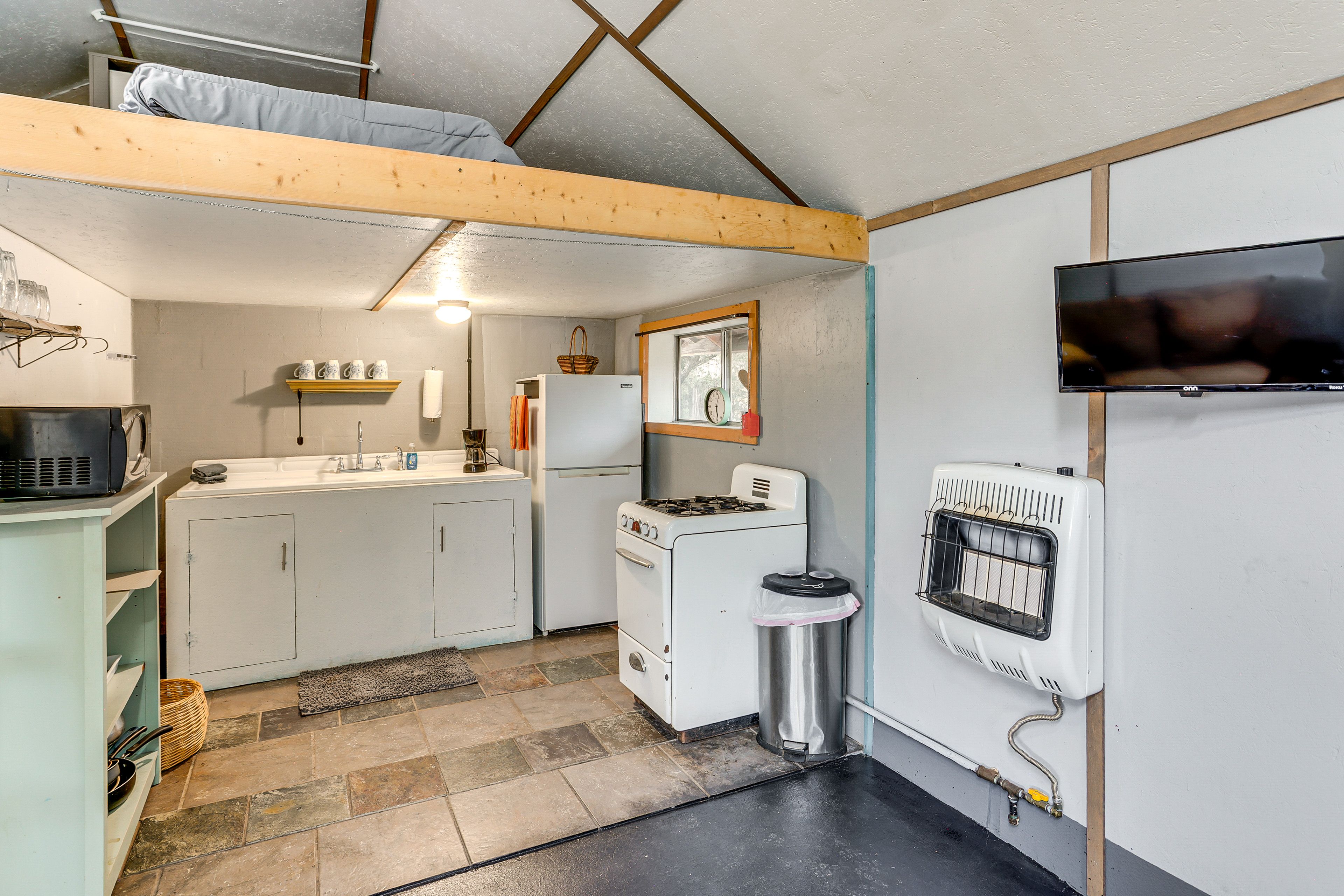 Kitchenette | Dishware & Flatware