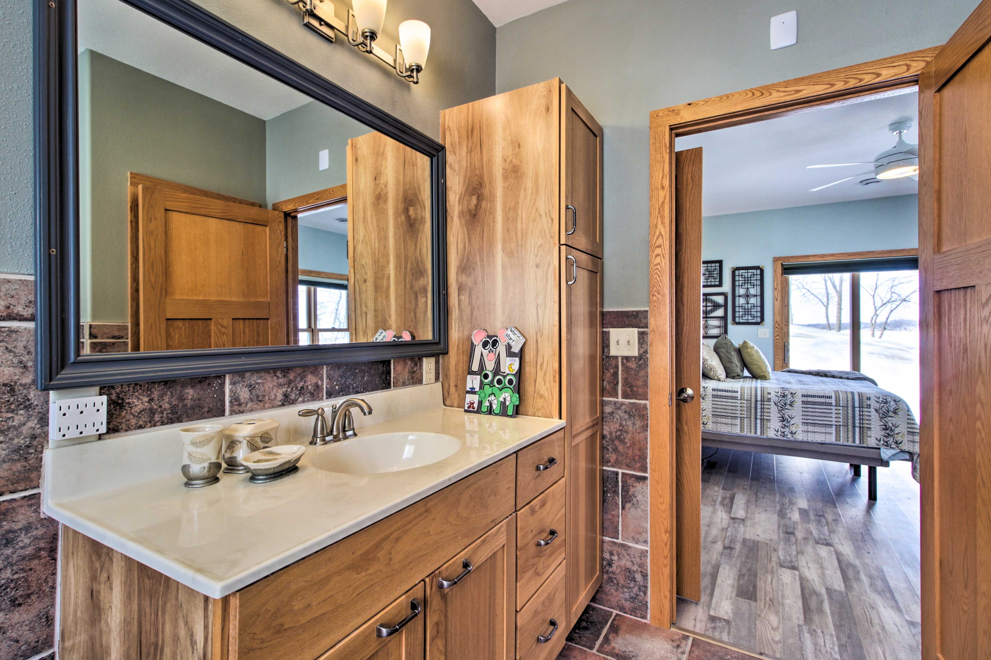 Full Bathroom | Complimentary Toiletries