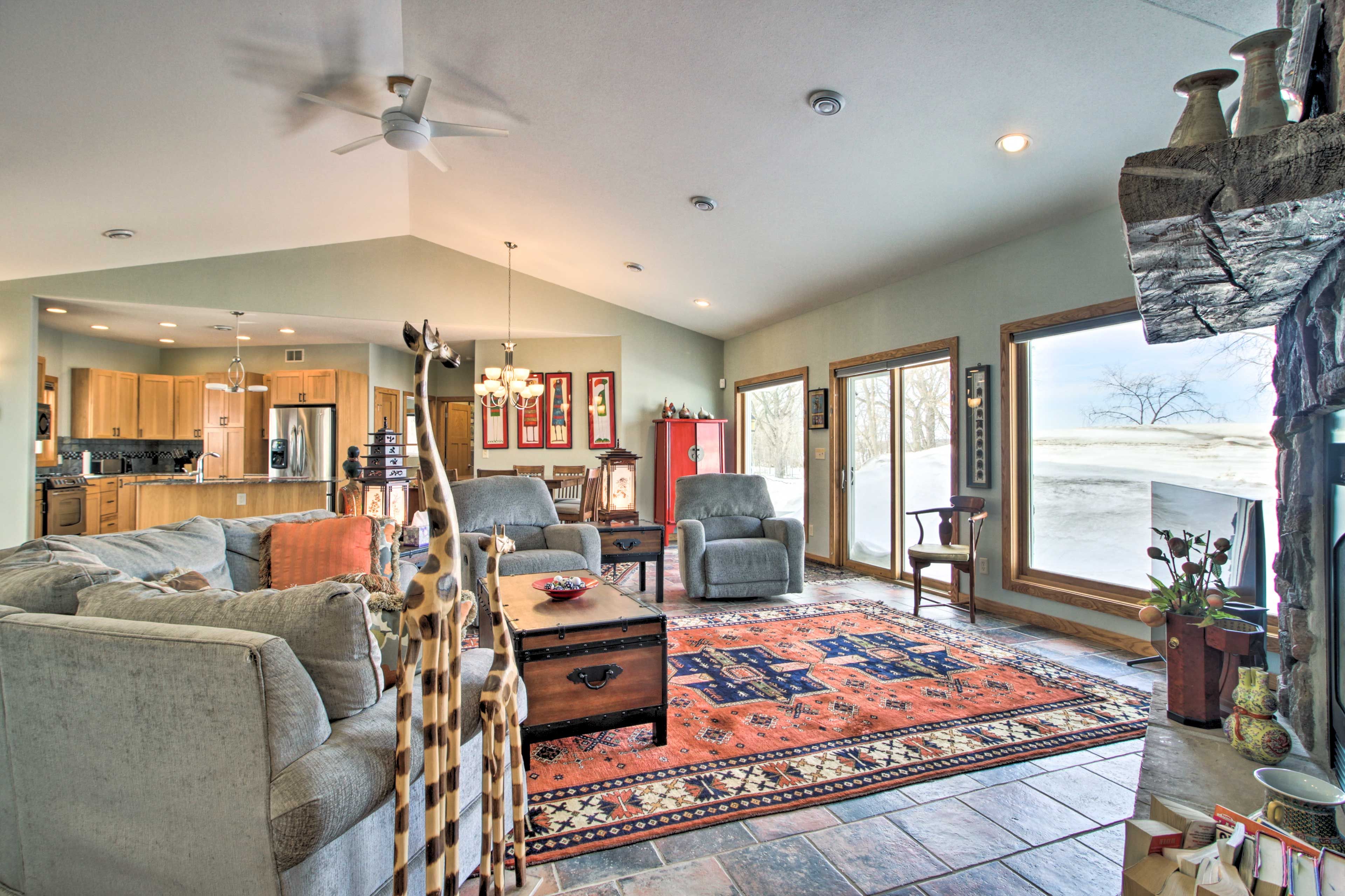Living Room | Smart TV w/ Cable