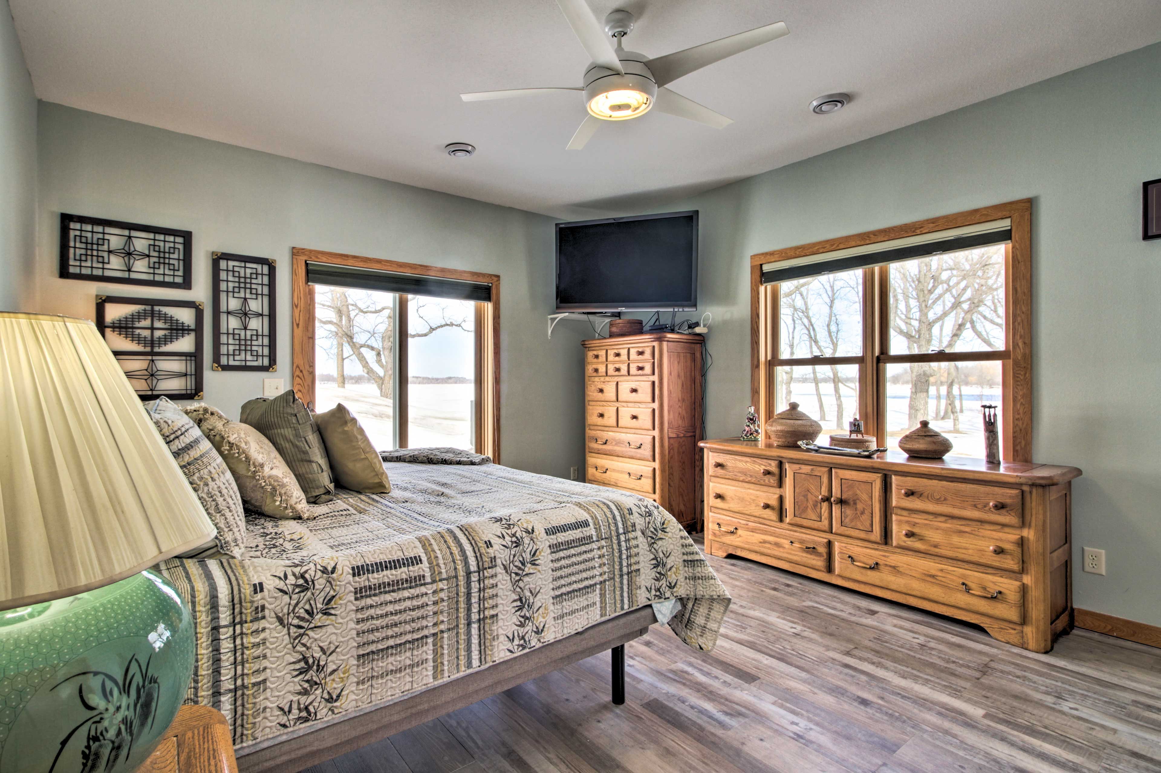 Bedroom 1 | Queen Bed | Smart TV w/ Cable