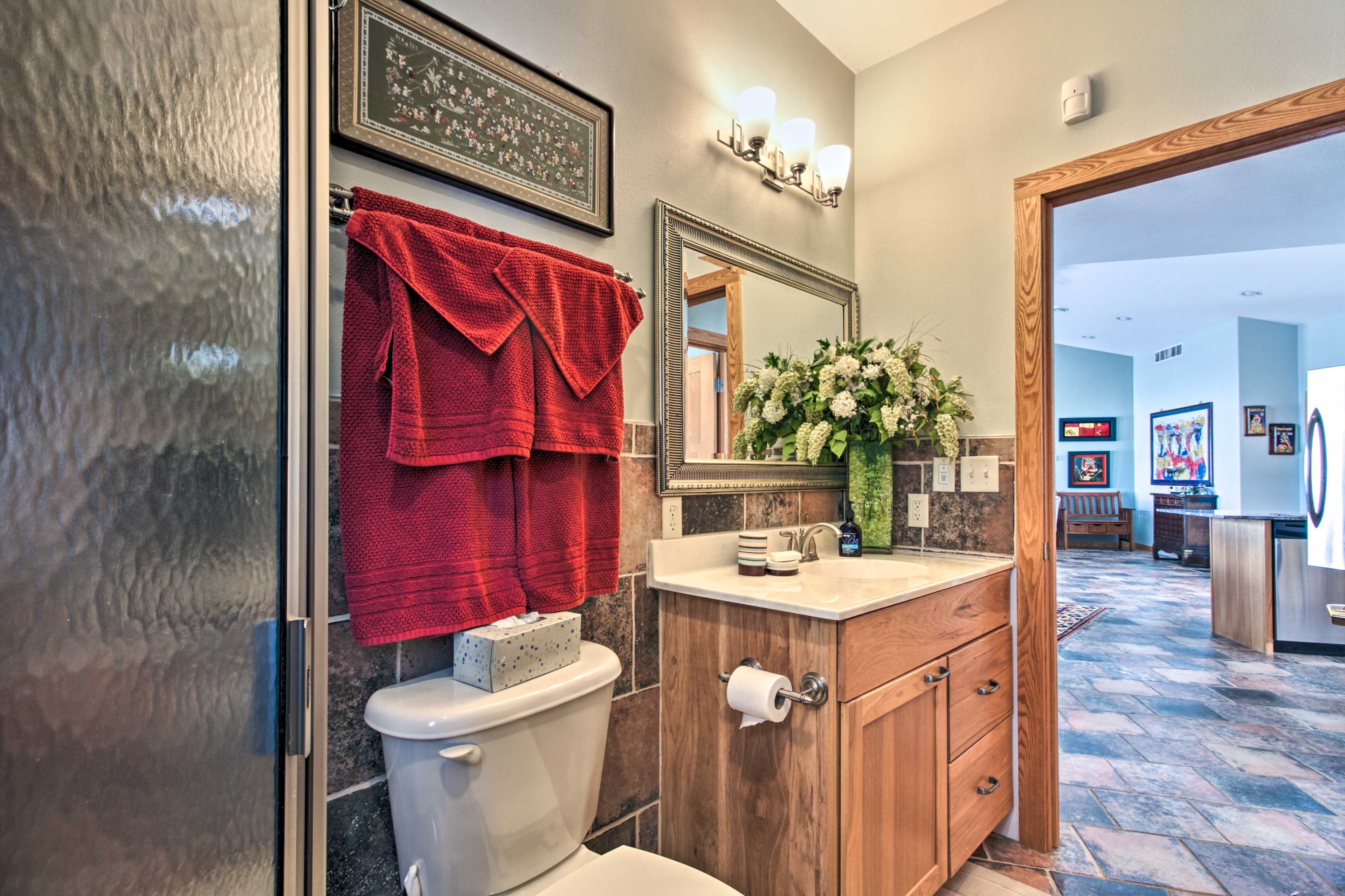 Full Bathroom | Complimentary Toiletries