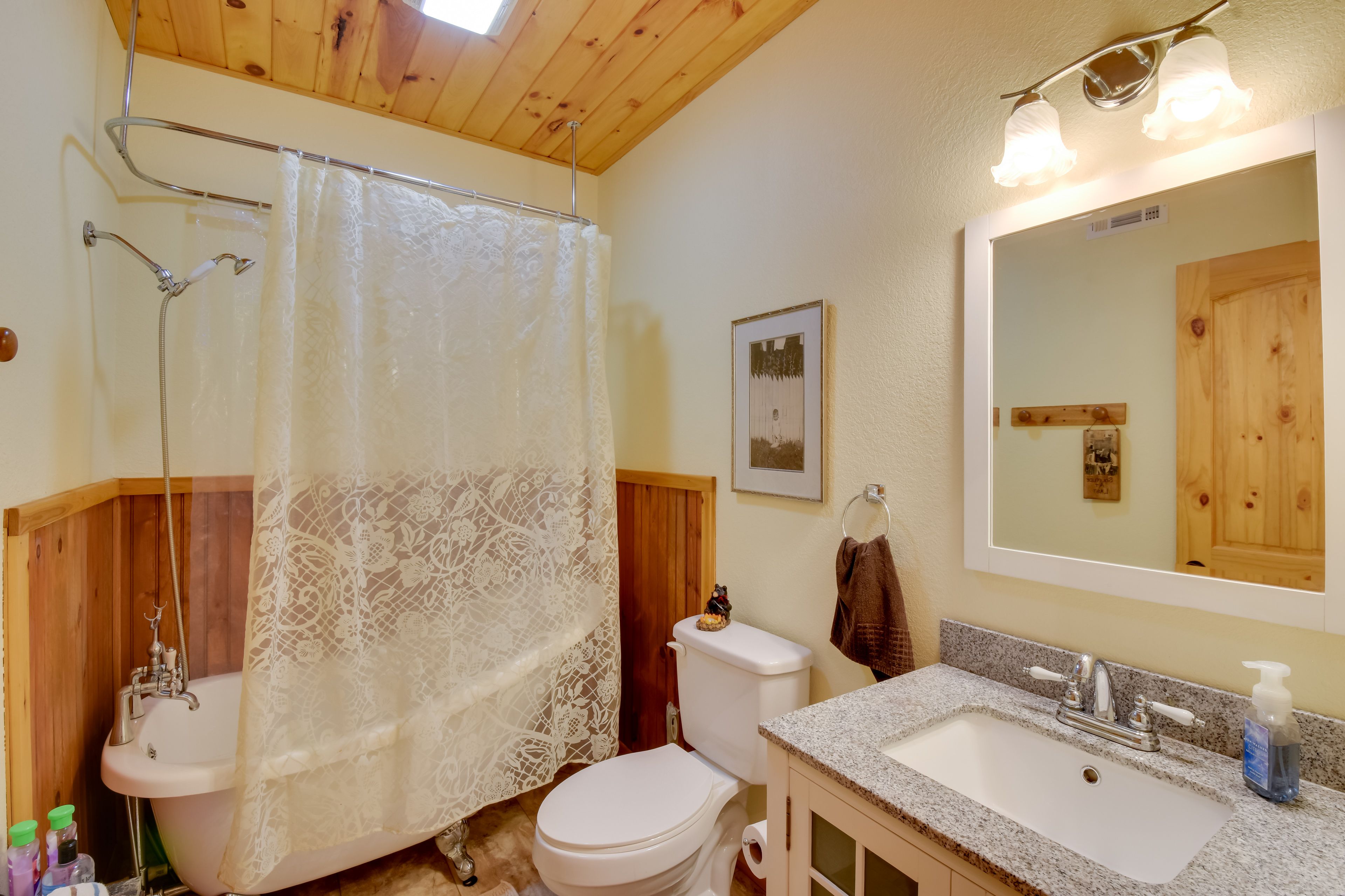 Full Bathroom | Towels Provided | Complimentary Toiletries | Hair Dryer