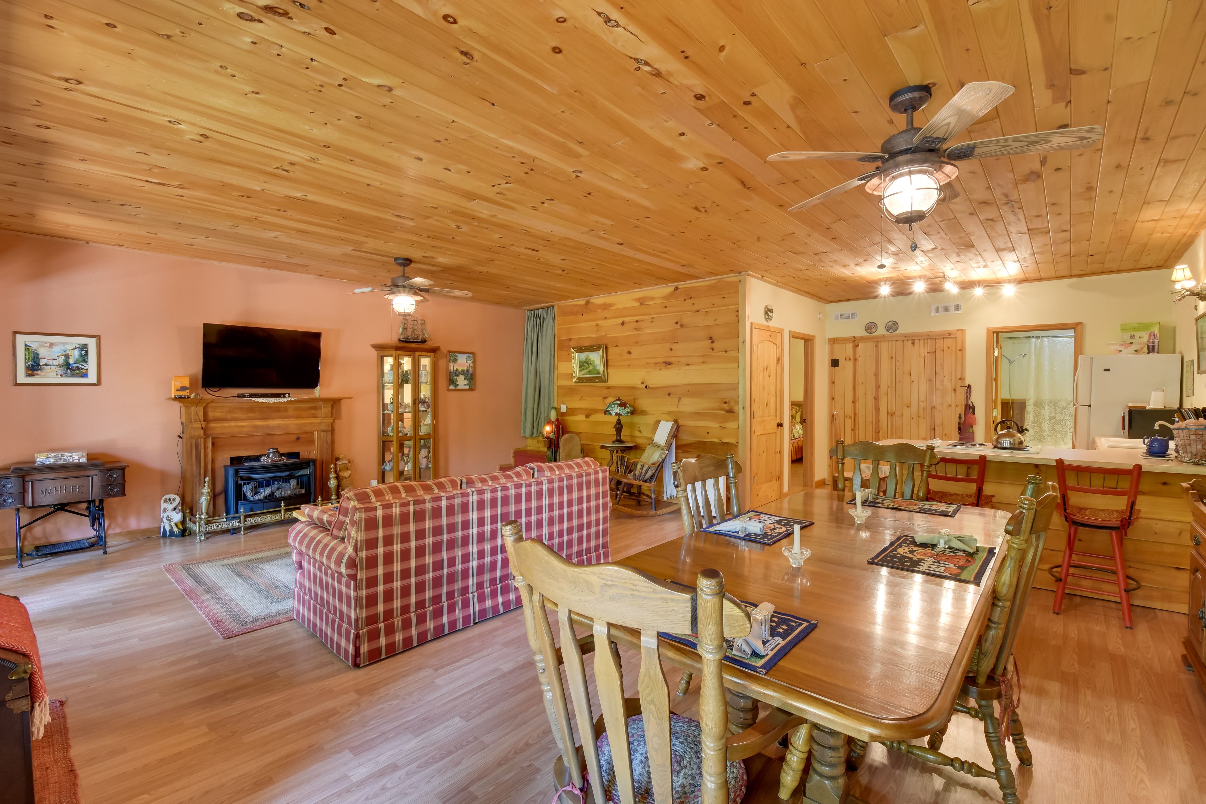 Dining Area | Dishware Provided