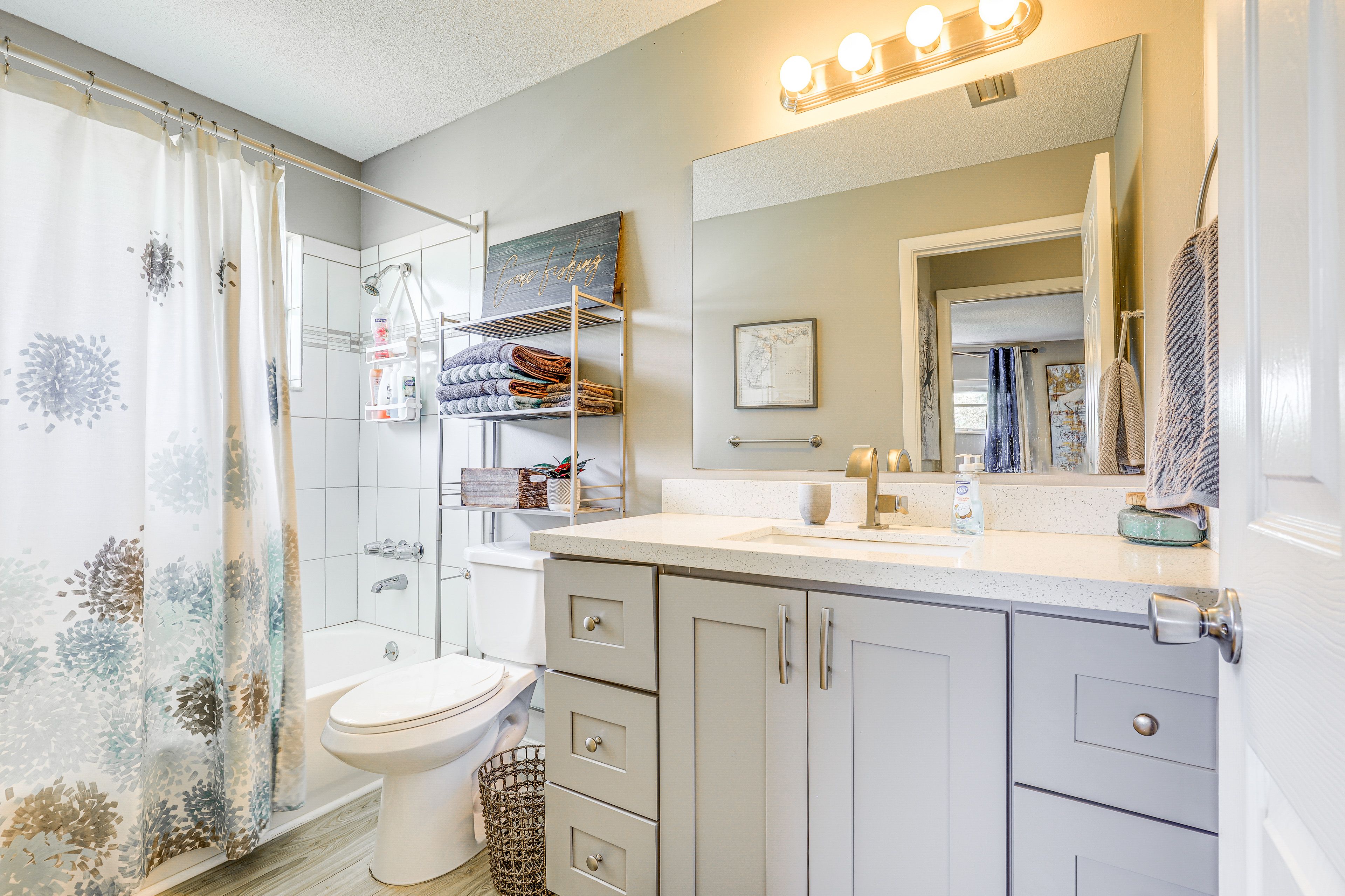 Full Bathroom | Main Level | Towels Provided