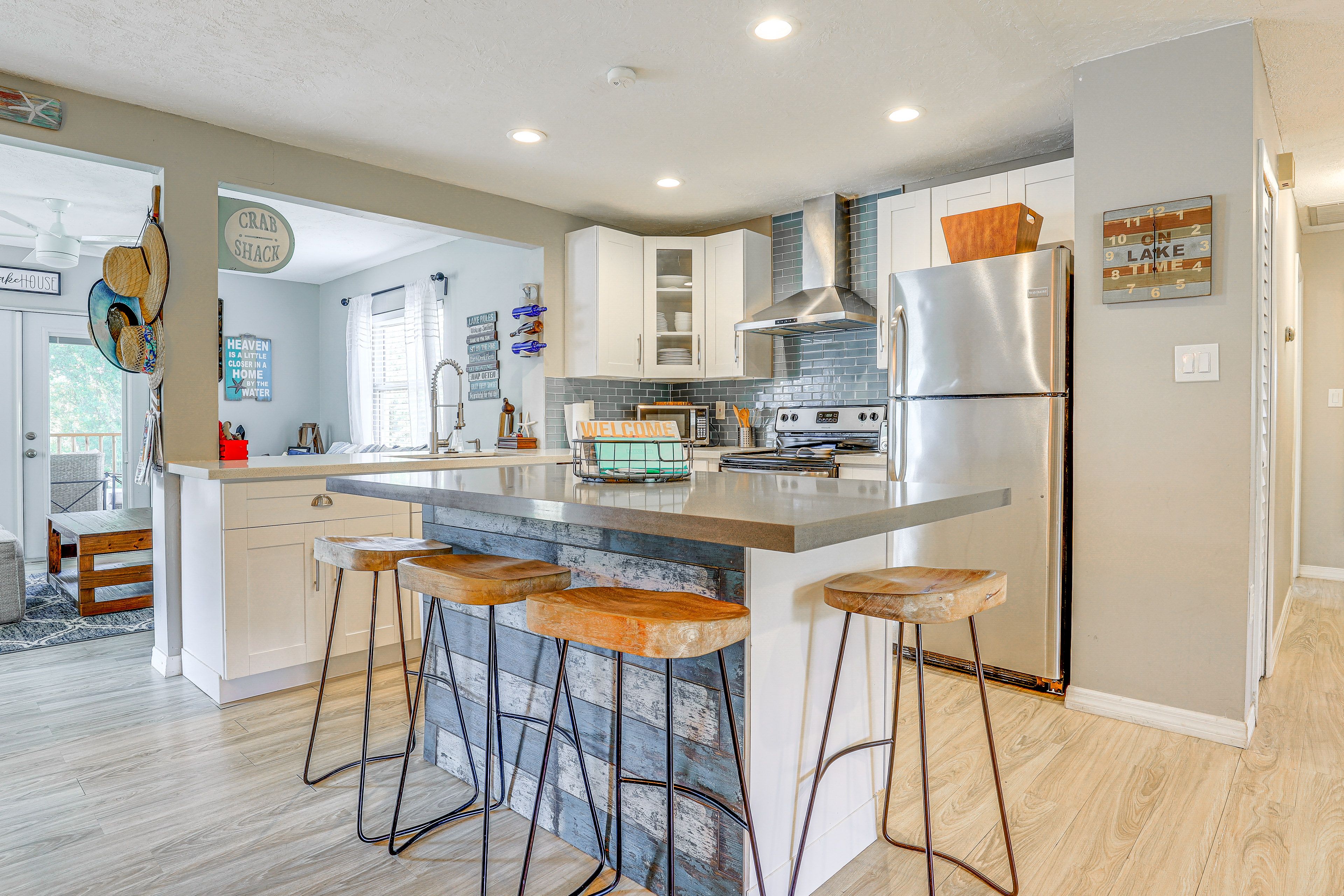 Fully Equipped Kitchen | Dishwasher | Trash Bags + Paper Towels