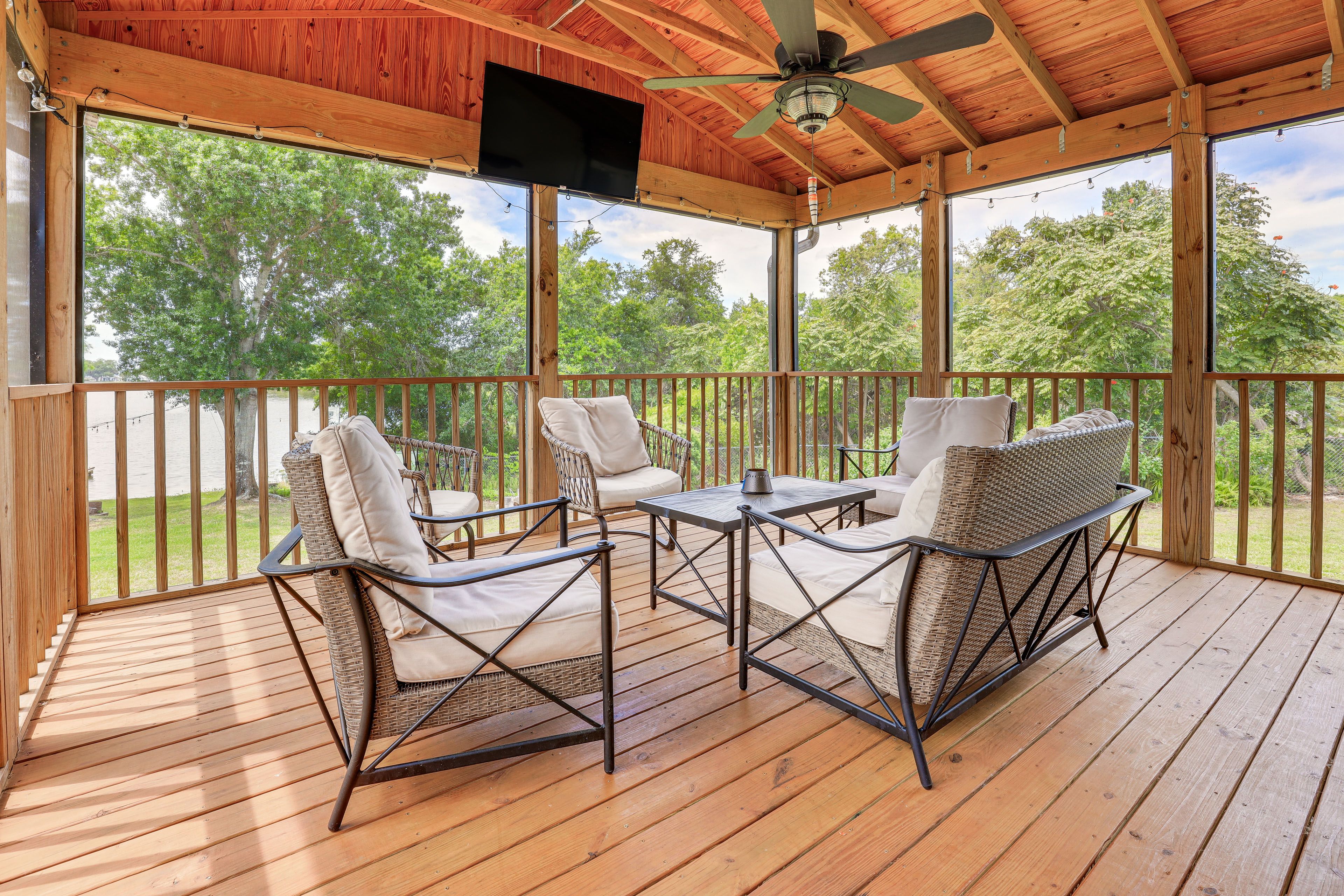Screened Porch | Smart TV | Bistro Lights