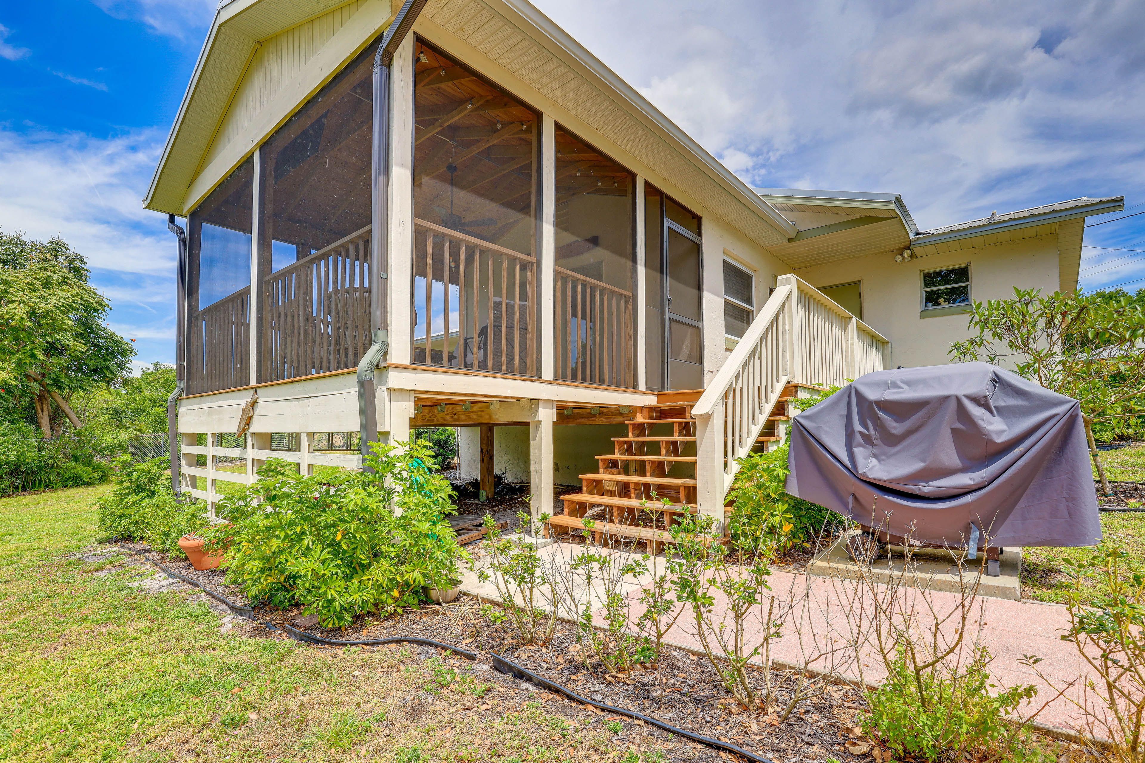 Private Yard | Gas Grill | Picnic Table | Dining Area | Fire Pit