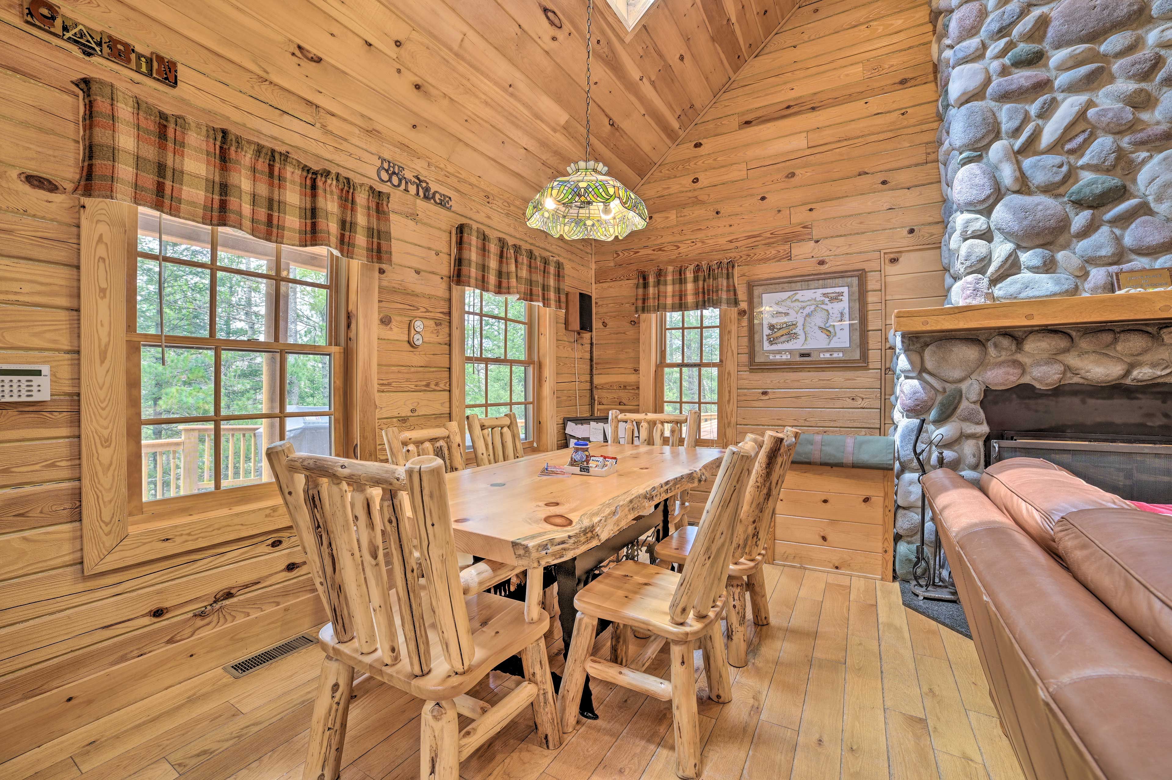Dining Area | Dishware & Flatware Provided