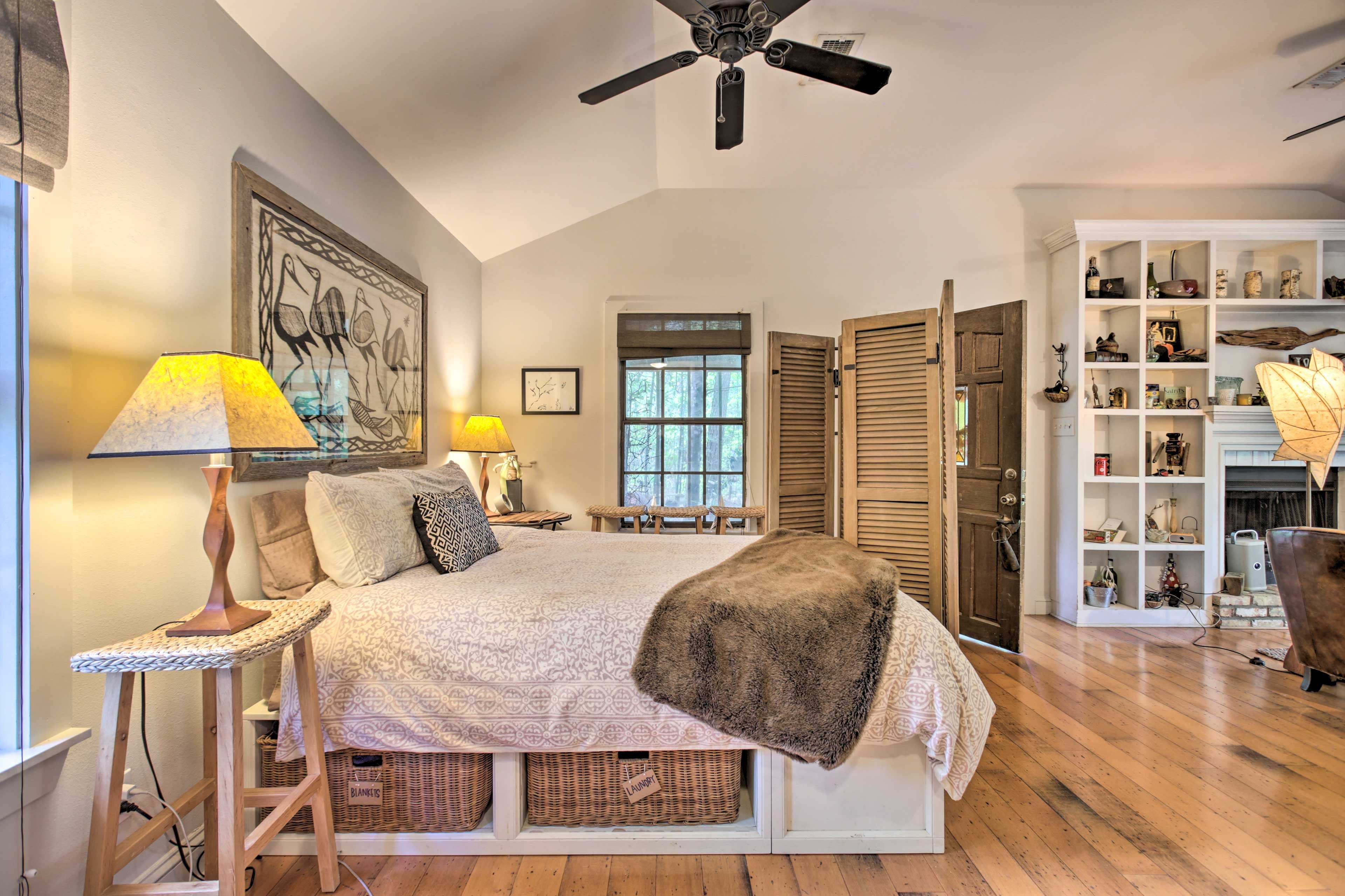 Sleeping Area | Queen Bed
