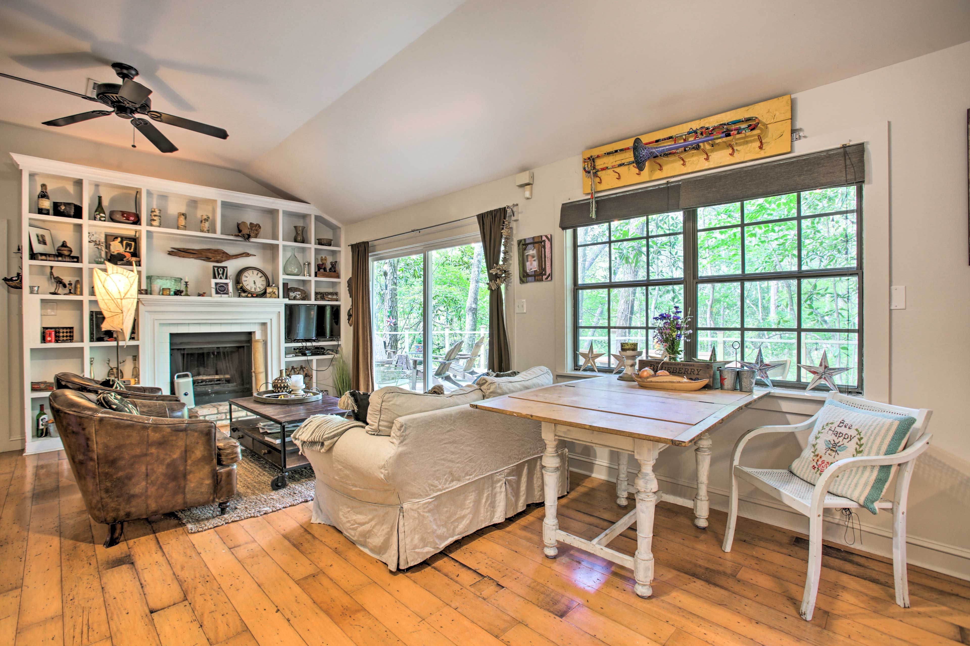 Dining Area | Dishware & Flatware Provided