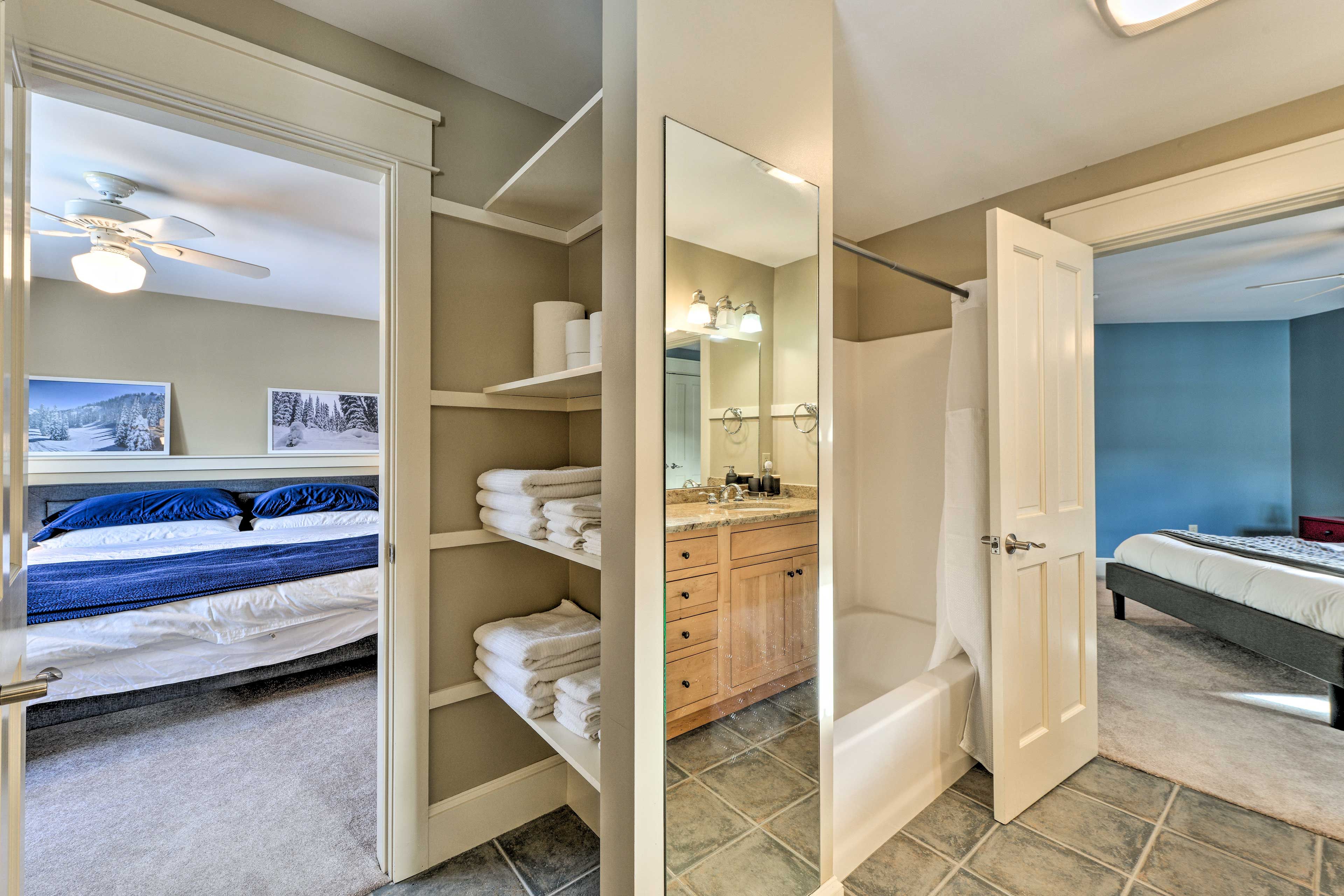 Full Bathroom | 1st Floor | Shower/Tub Combo | Towels Provided