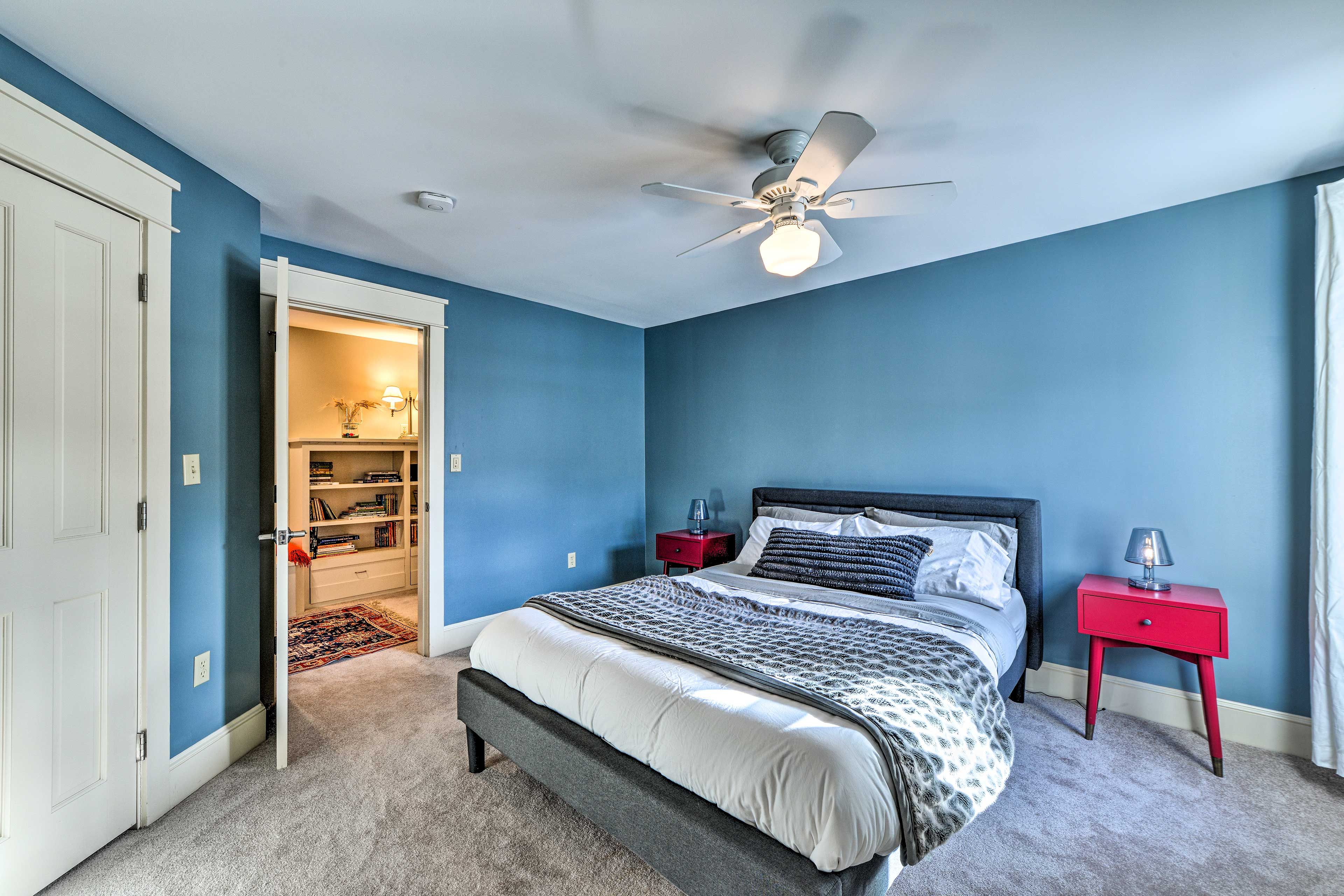 Bedroom 2 | 1st Floor | Queen Bed | Walk-In Closet | Linens Provided